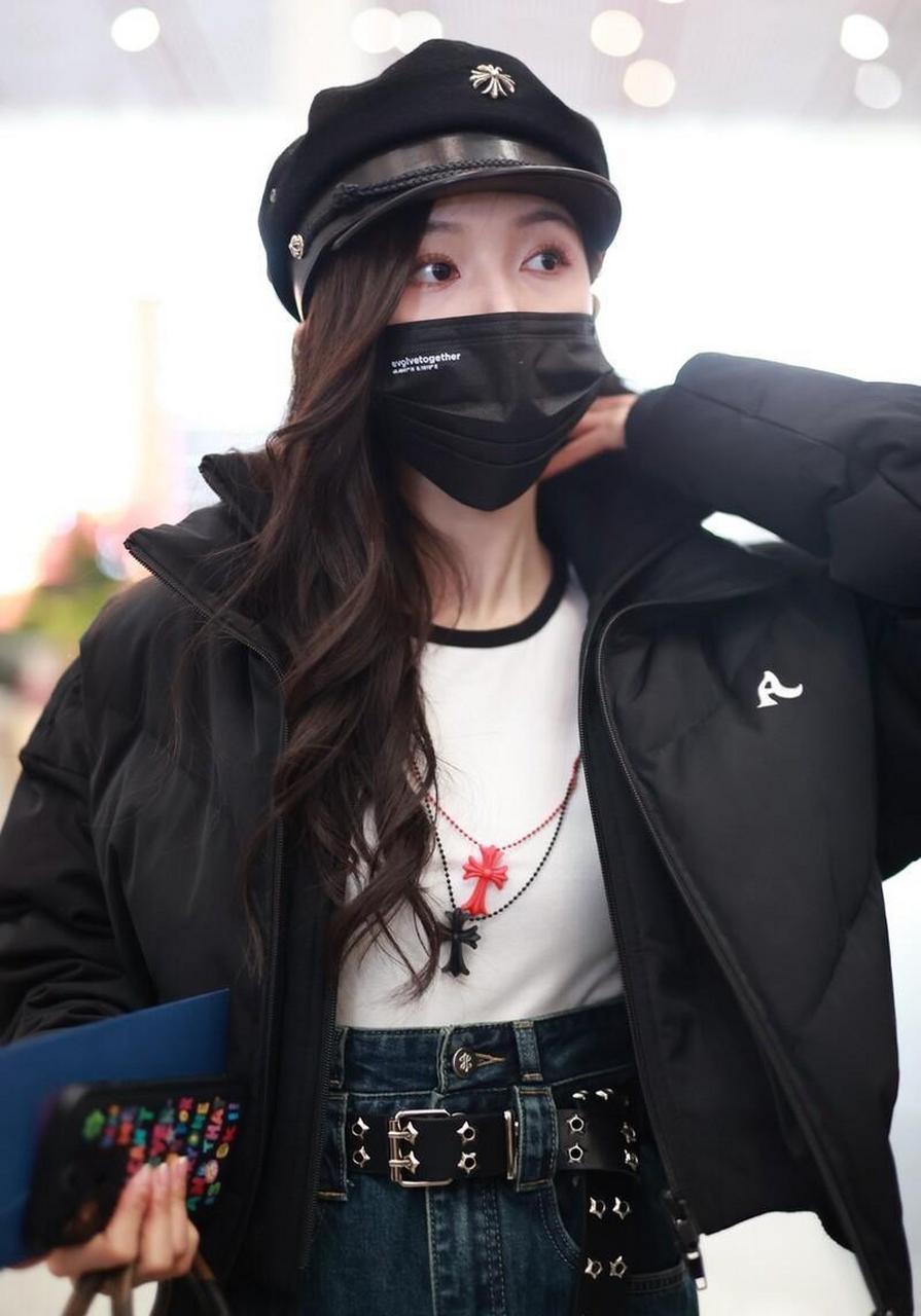 吴宣仪机场街拍,黑色短羽绒服 牛仔半裙 贝雷帽美丽吸睛.
