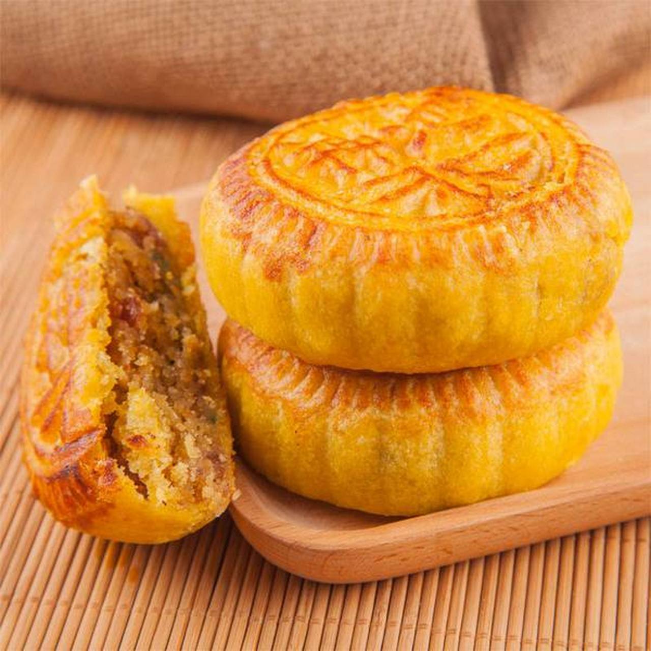 中秋节月饼大战# 今天我来说说我们老家张家口的定制月饼麻油月饼.