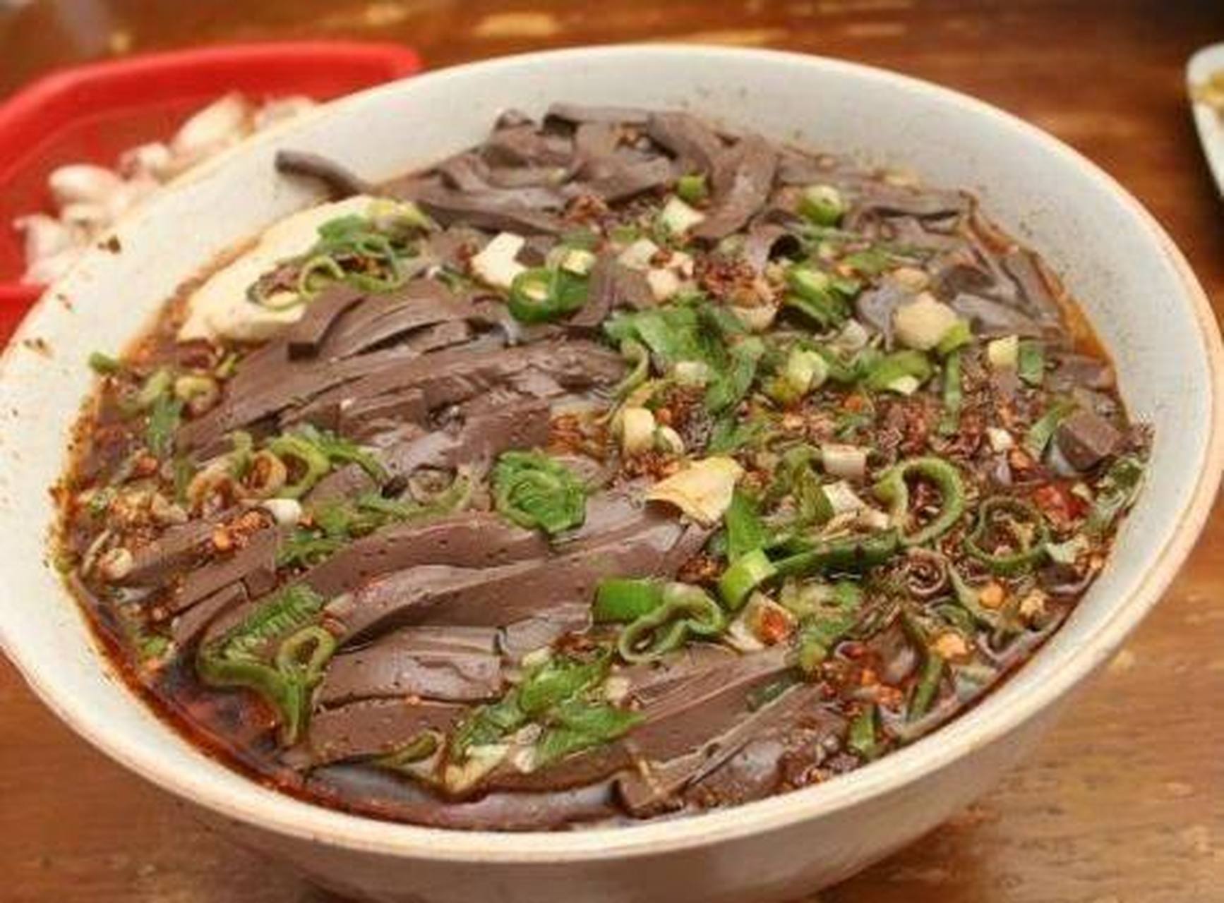 一碗粉汤羊血两个馍,吃滴饱饱的.超级爱吃这个,一定要尝.