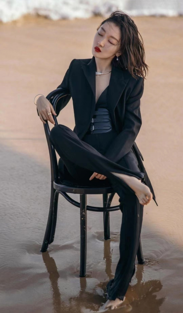 周冬雨衣品一直在线的,黑色西装拍摄海边大片,又美又飒,随性自由