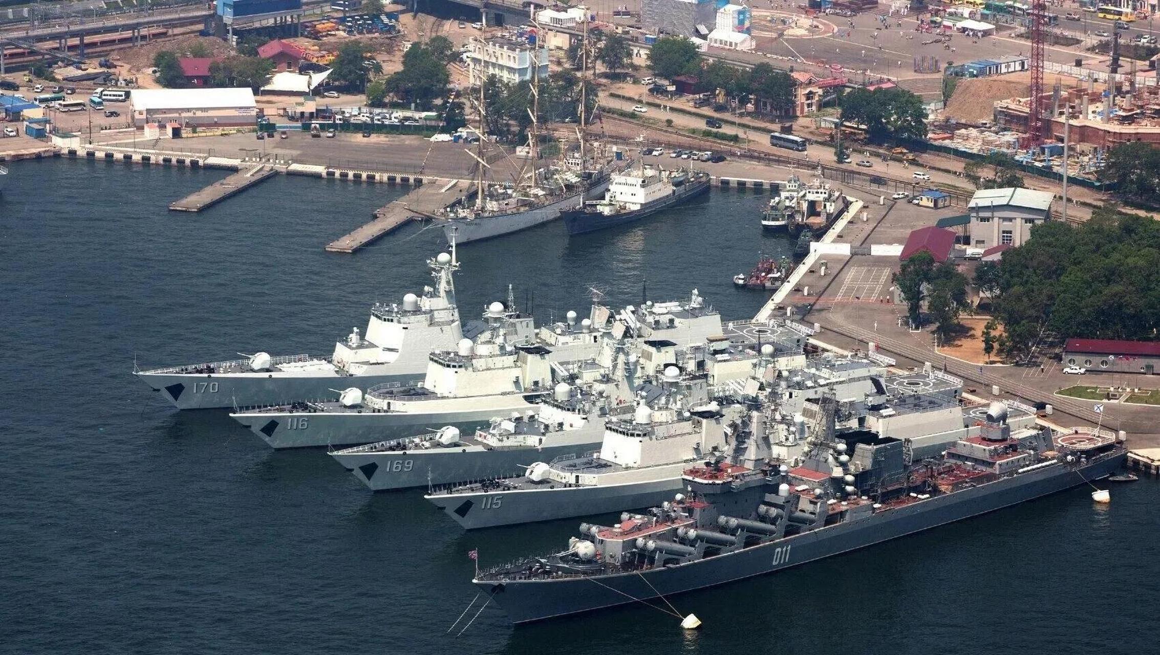 中俄舰艇停靠港口:1艘1164型巡洋舰,2艘051c型驱逐舰,1艘052b型驱逐舰