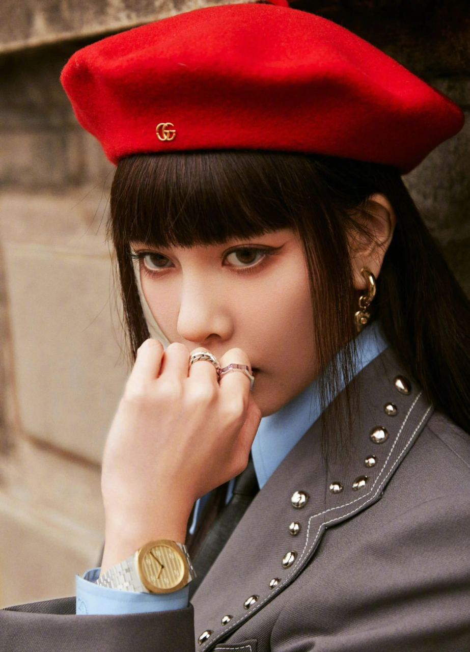 宋妍霏齐刘海贝雷帽造型,深灰套装质感与气场兼具,铆钉点缀更添甜酷