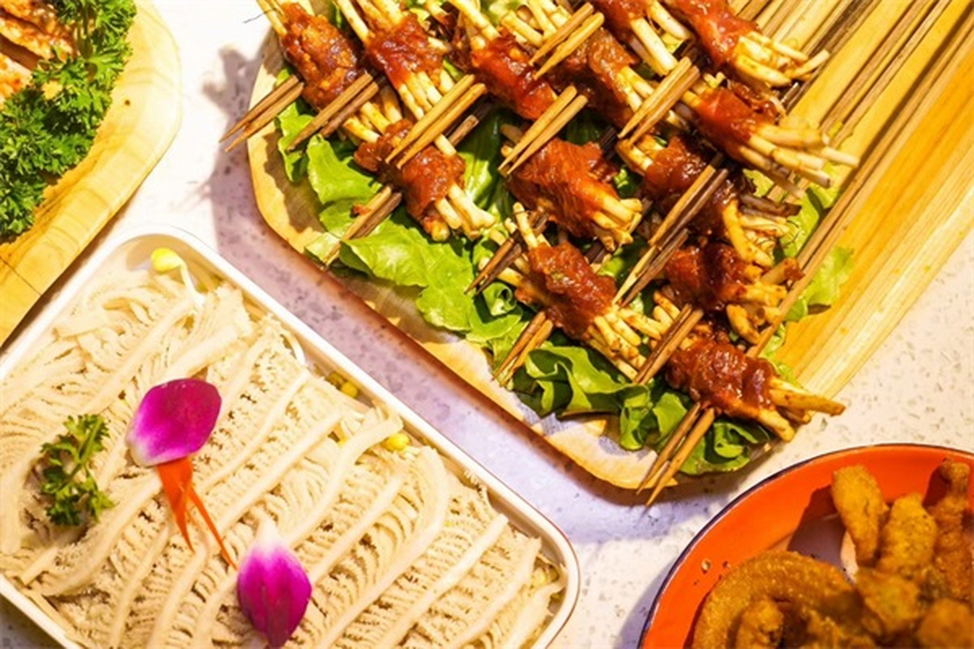 钢五区小郡肝火锅串串香,店铺全新升级,进店全程服务,给您带来全新