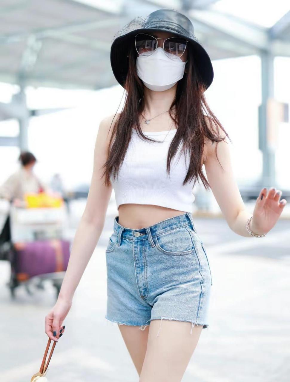 张天爱热裤美腿清凉街拍图片.