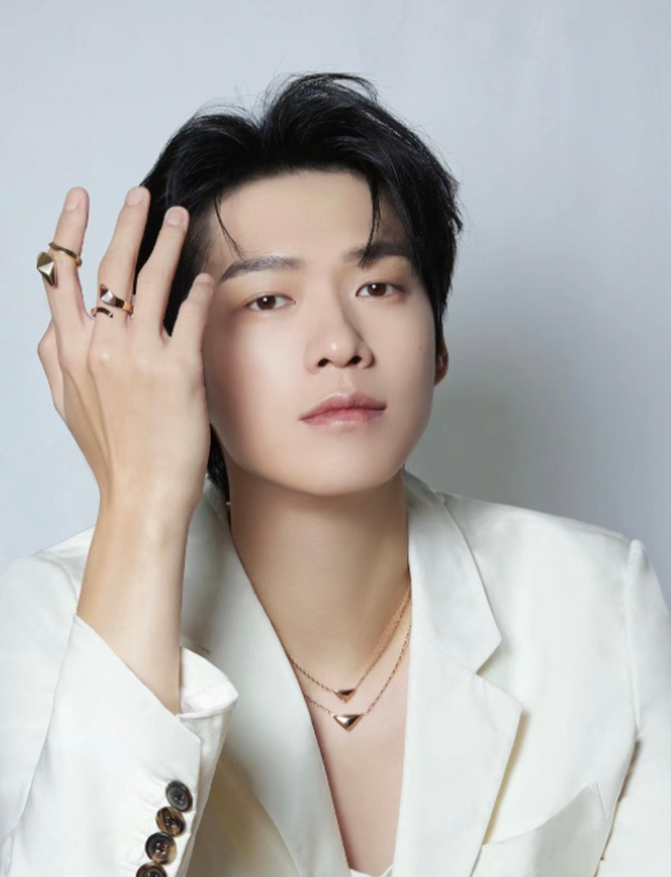 魏大勋身穿prada的时尚单品,展现出他独特的魅力和品味.