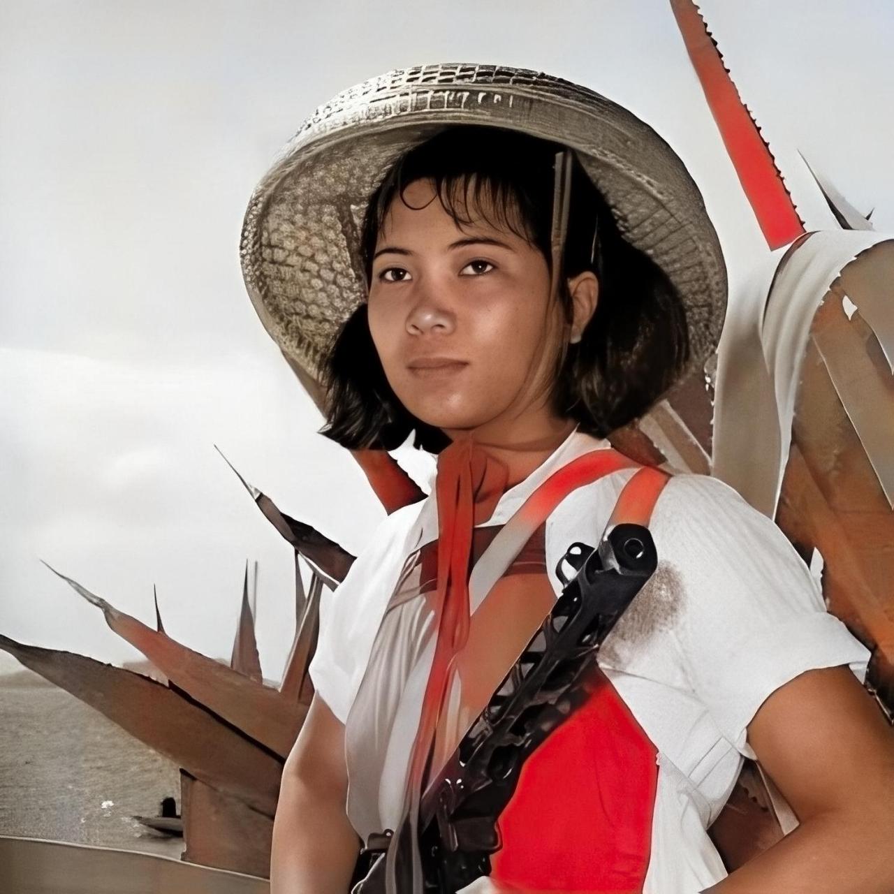 60年代的海岛女民兵,目光坚定,气场十足!