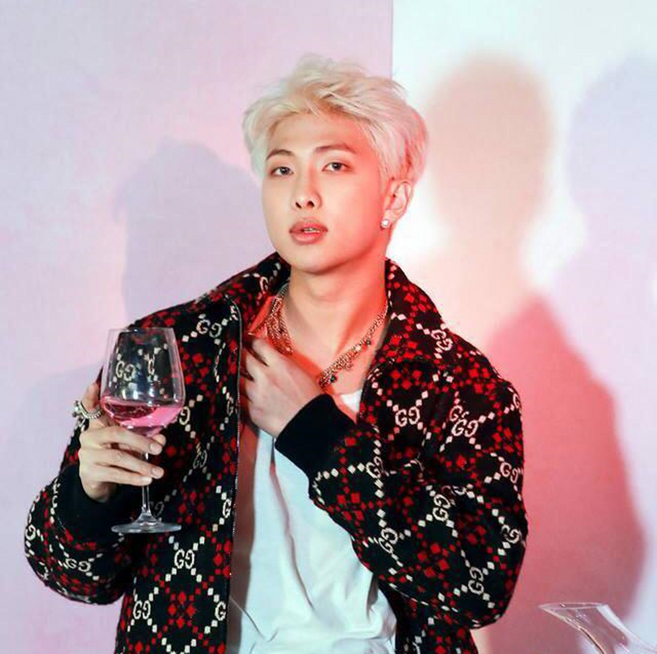 bts防弹少年团:队长金南俊rm是个超有魅力的性感男人呐!