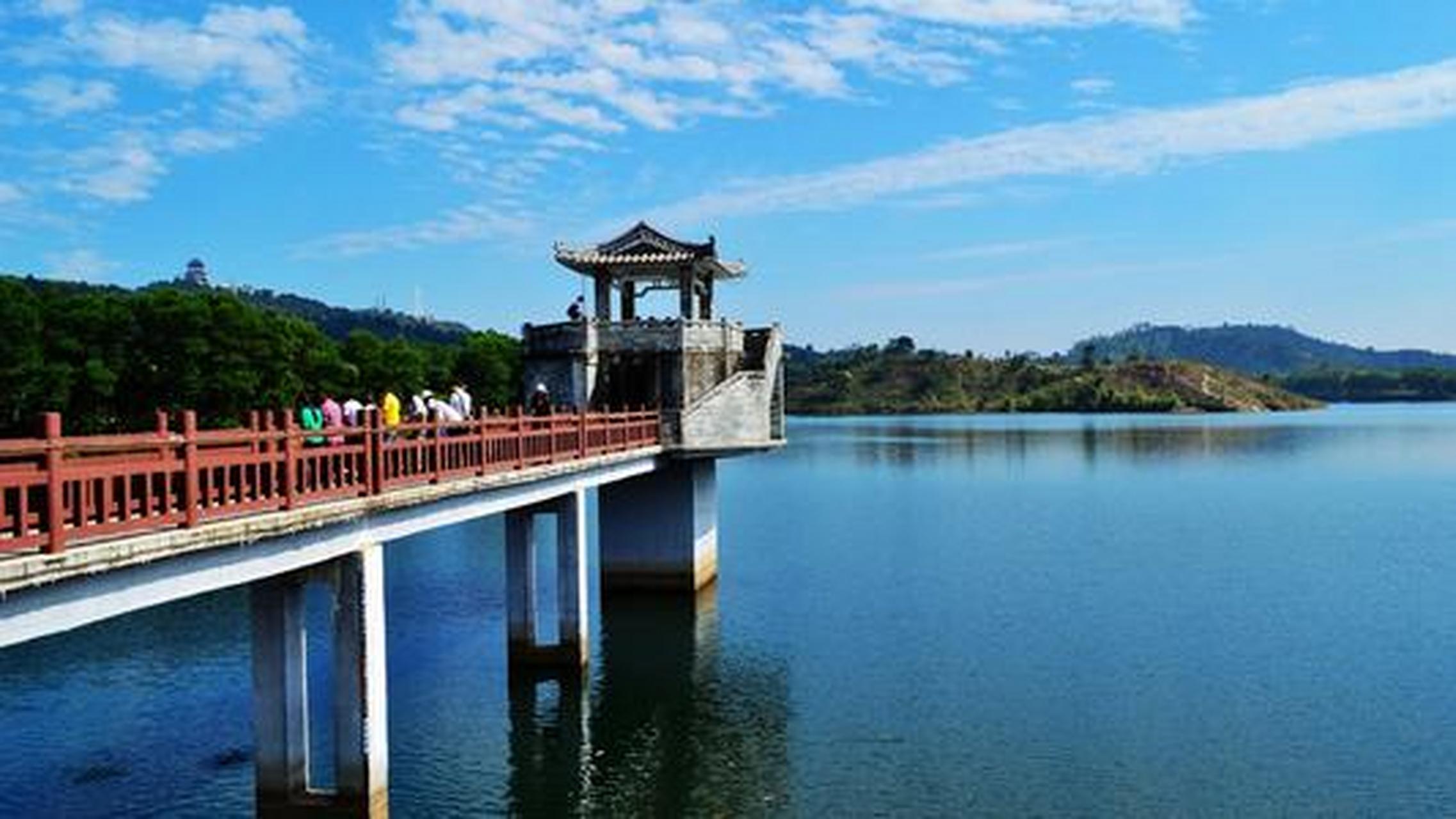 红花湖景区:山清水秀的地方,树林茂密,如果登上它的最高点能俯瞰惠州