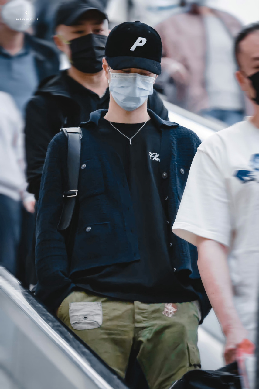 20230508王一博【行程】北京飞洛杉矶到达「首都国际机场出发」出发