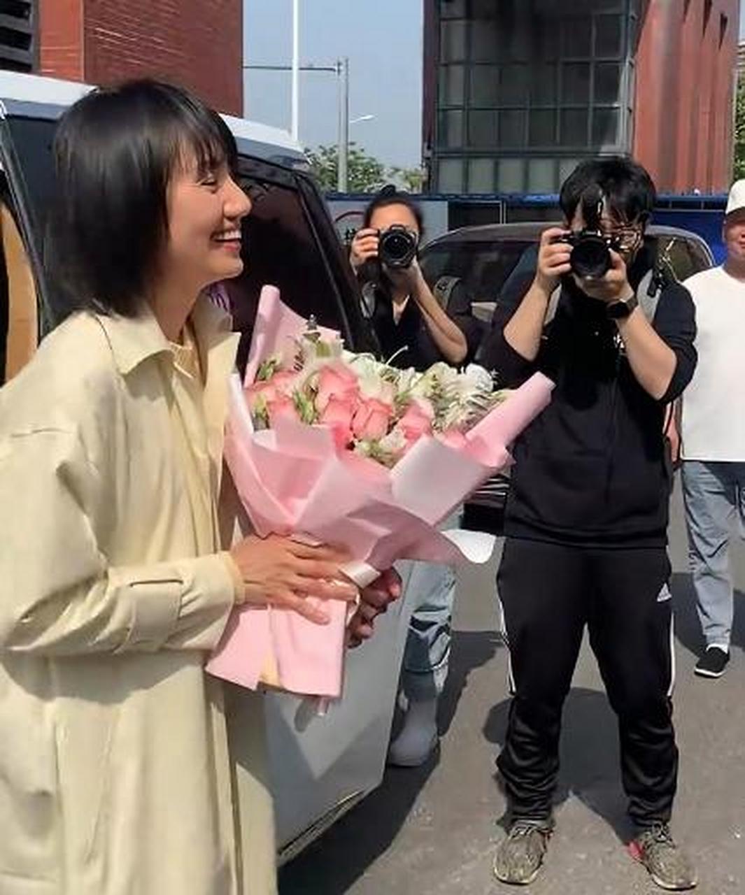 前段时间,获得"年度最佳女演员"的袁泉回到家乡荆州,到母校沙市中学