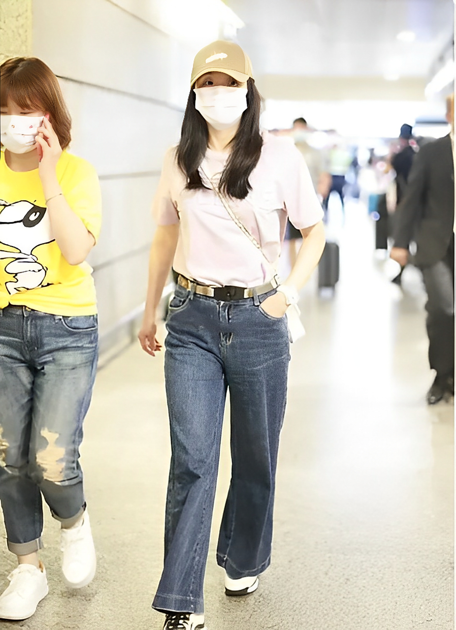 晴格格王艳46岁?穿着t恤 牛仔裤中年的女性也很时髦!