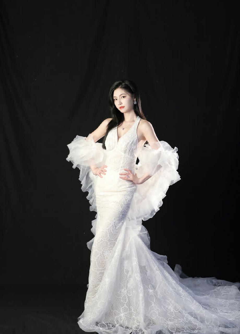 赵粤的身材曲线堪称完美!   #赵粤白衣国风曲塑造#[左捂脸]