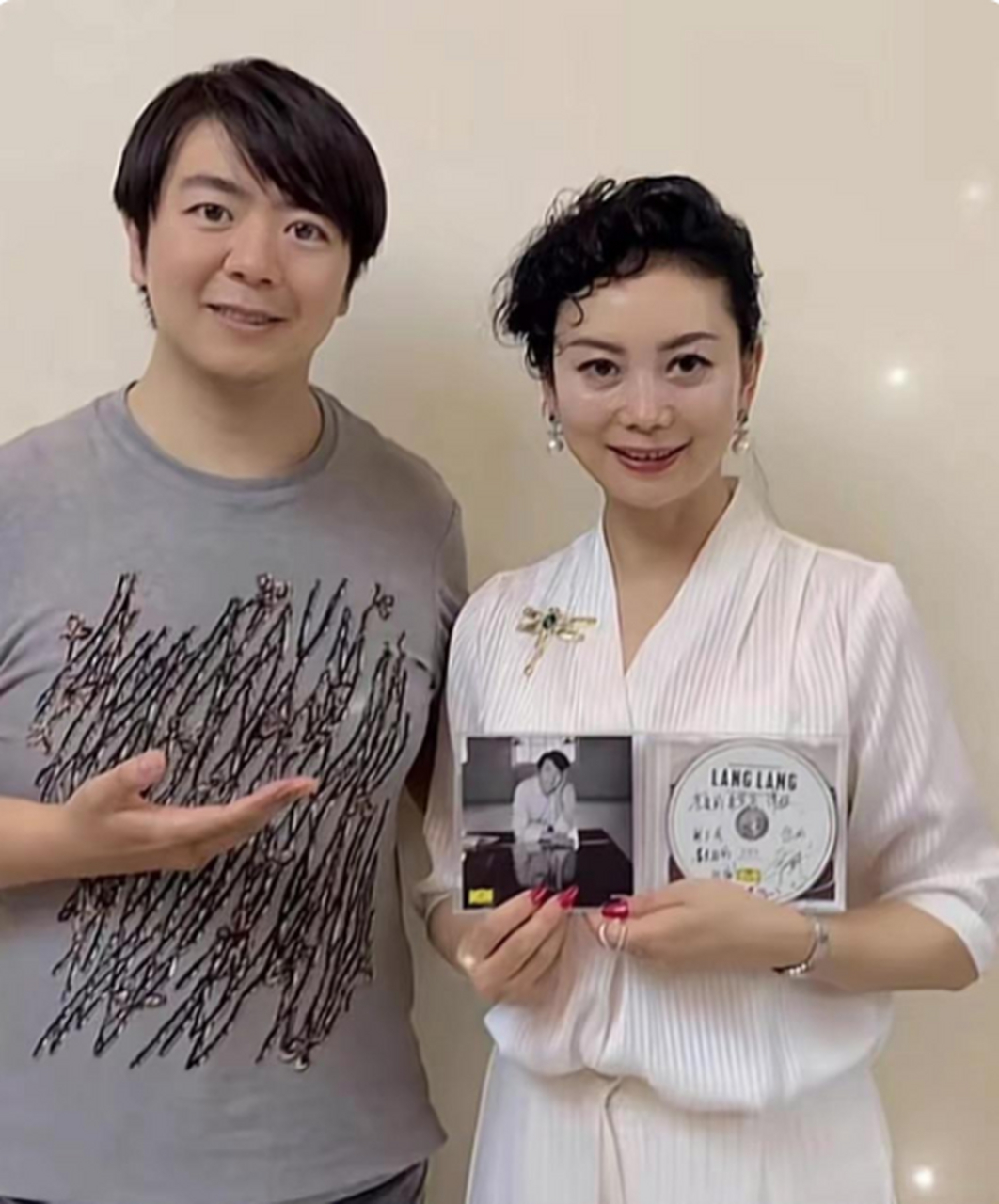 [火焰]朱军的妻子美的,到处跟人比美,显示自己的优雅气质[火焰][火焰]