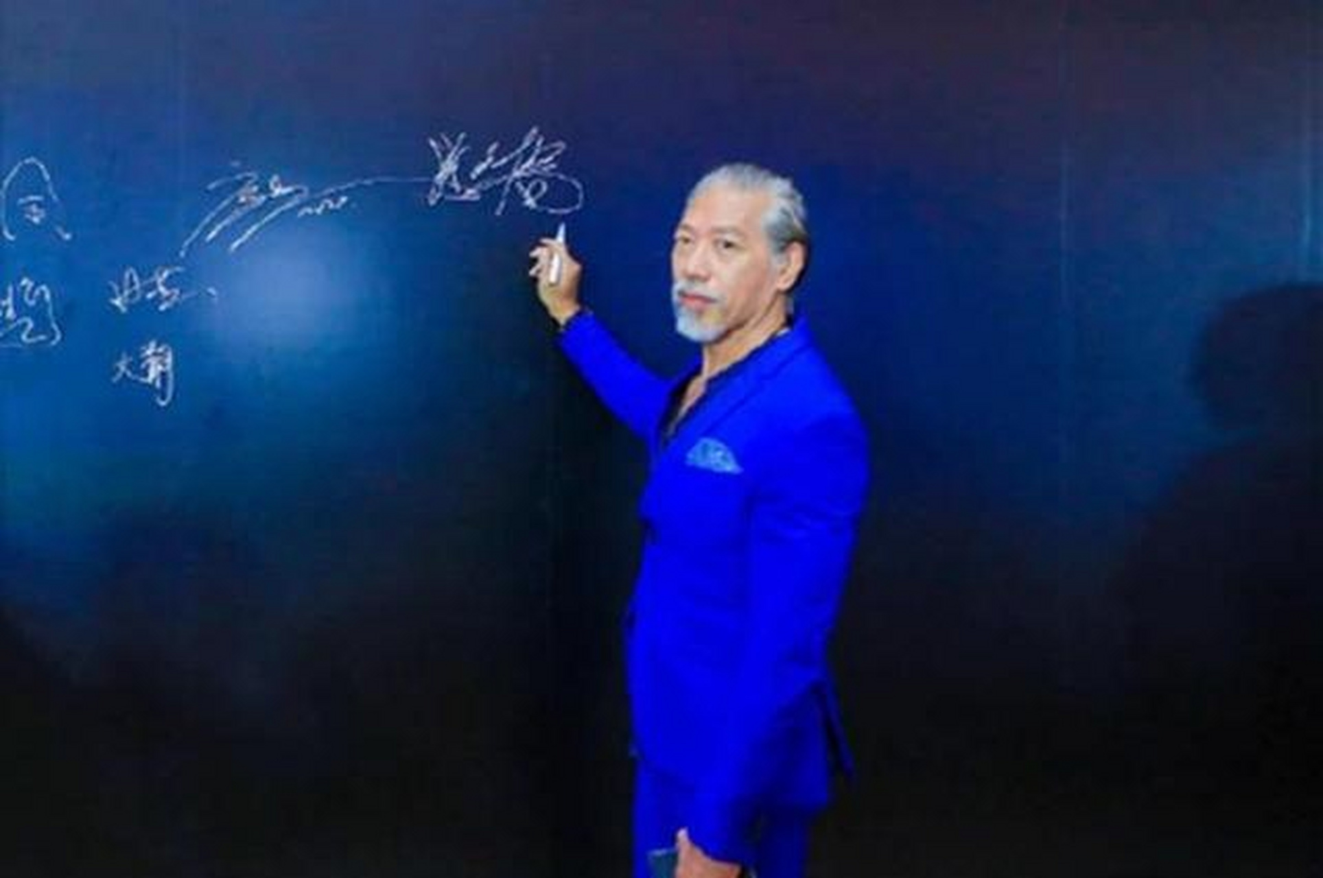 与张耀扬不同,吴毅将初次出道是在亚视发展的当时将扮演几乎都是正派