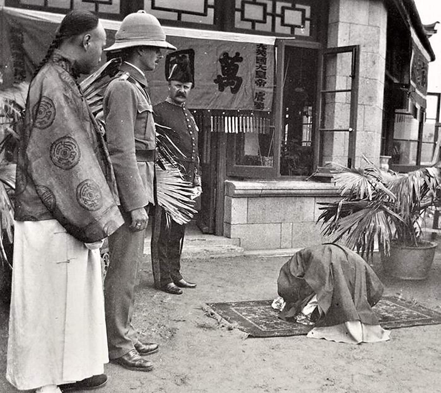 1902年,清朝官员给洋人下跪的情景,引发了广泛的关注和疑问.