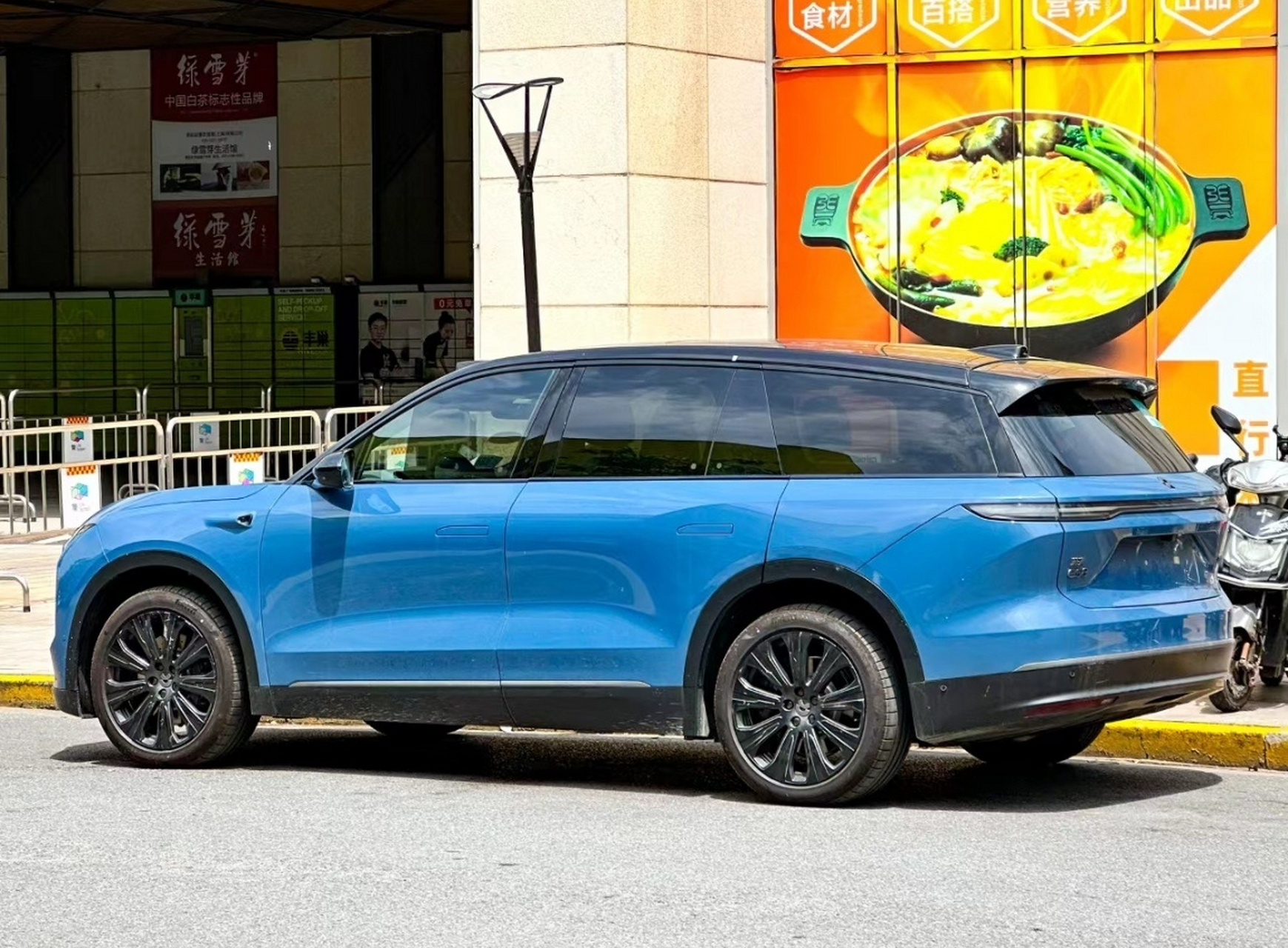 蔚来全新es8宇航蓝版野生实车,有一说一,有点揽胜那种姿态和韵味了.