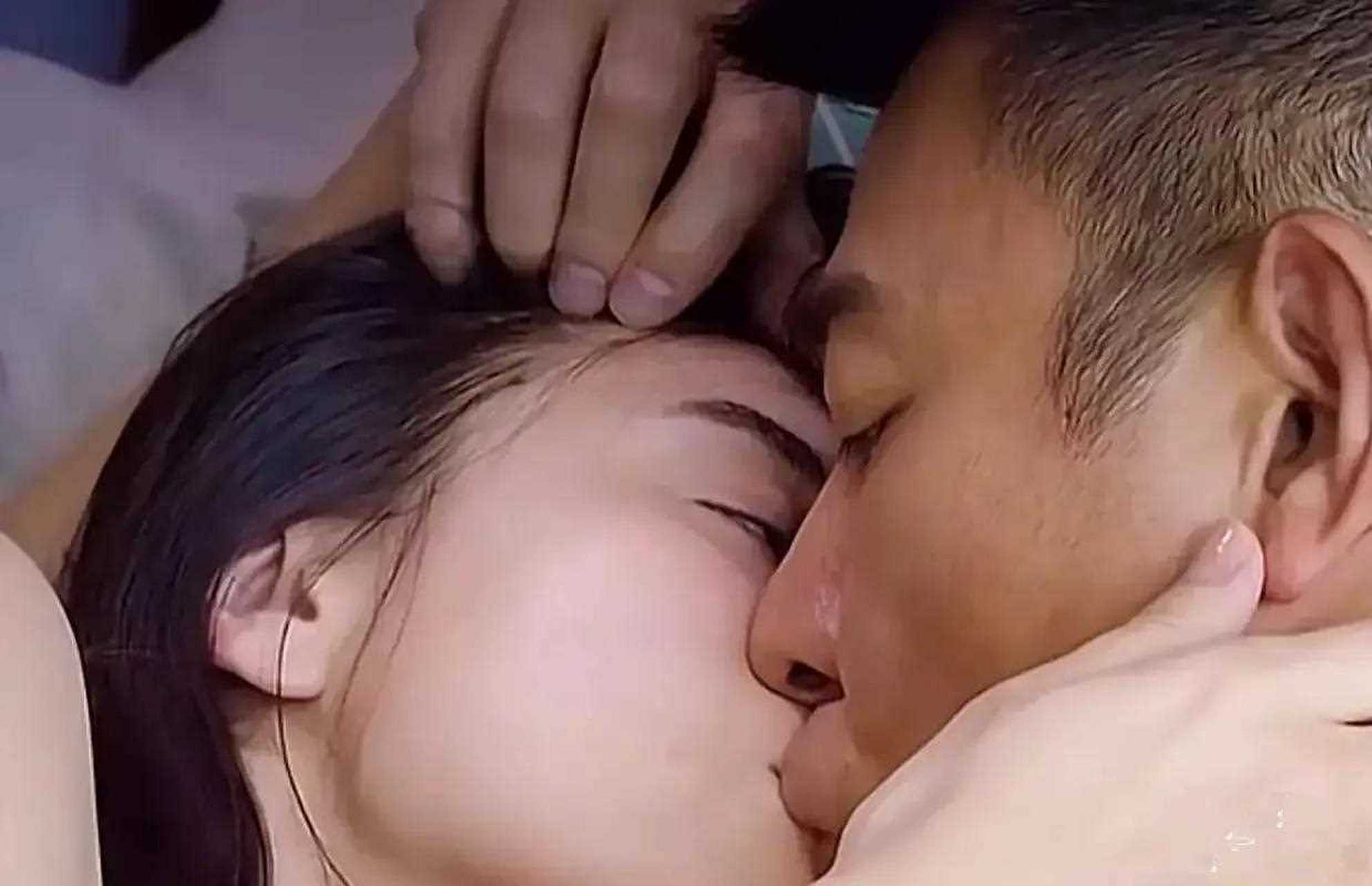 刘德华的一场吻戏,打翻了全网的醋坛子,宋佳让全网都羡慕嫉妒了,网友