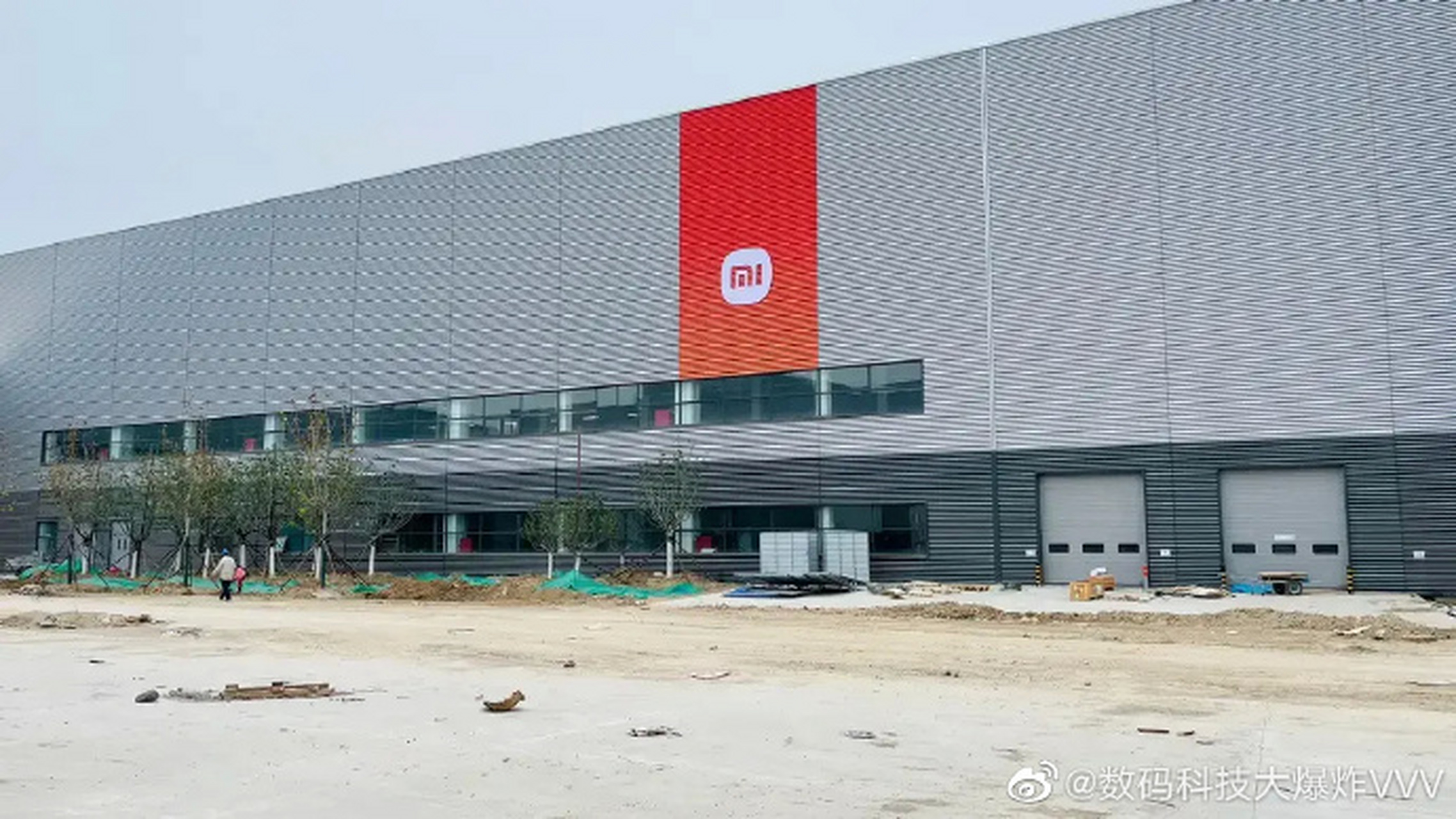 接上一条,搞错了,非交付中心,这是小米汽车工厂实景的照片,小米汽车的