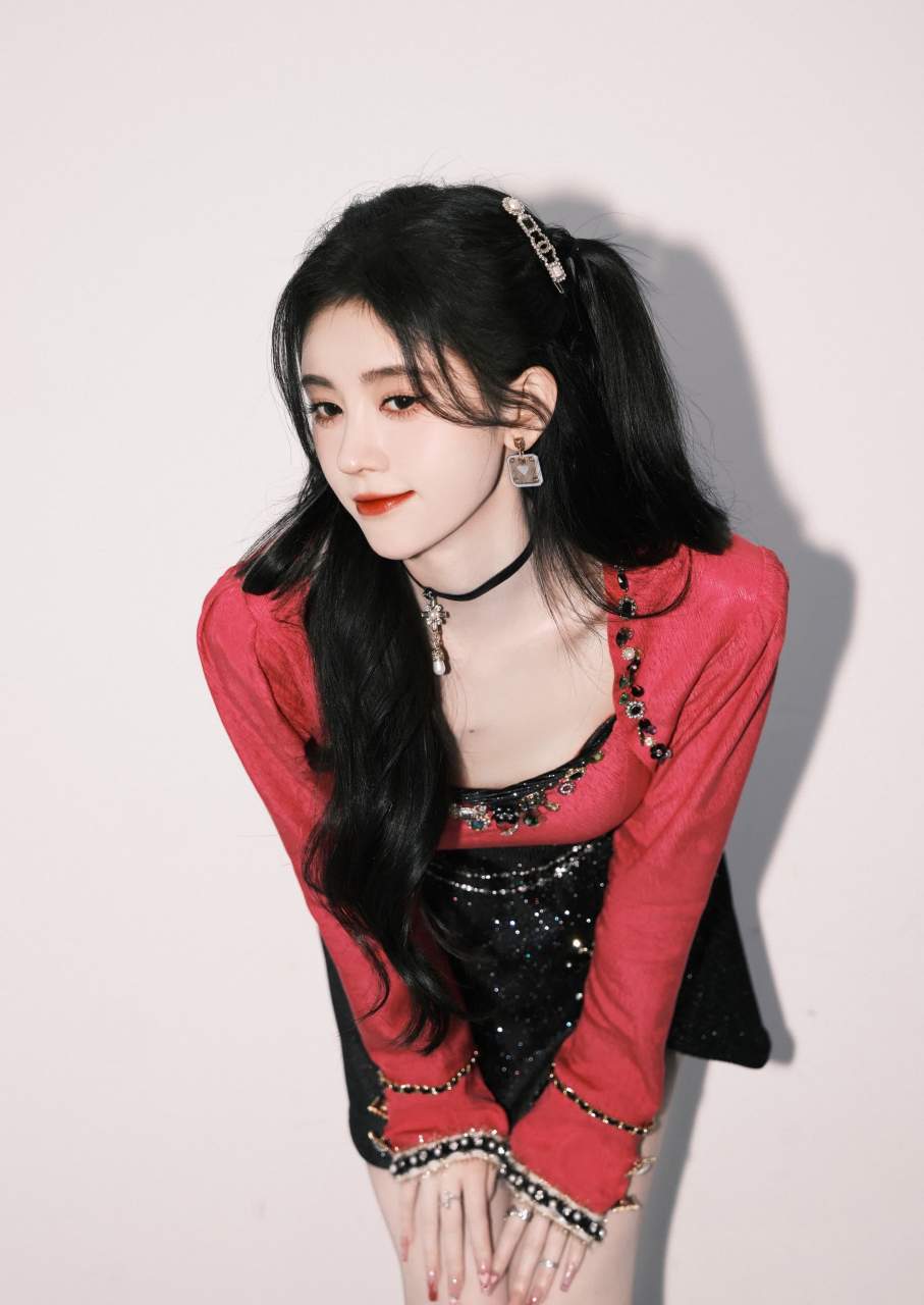 鞠婧祎今晚大舞台造型,粉黑撞色双马尾活力卷发,甜美酷感未来科技感