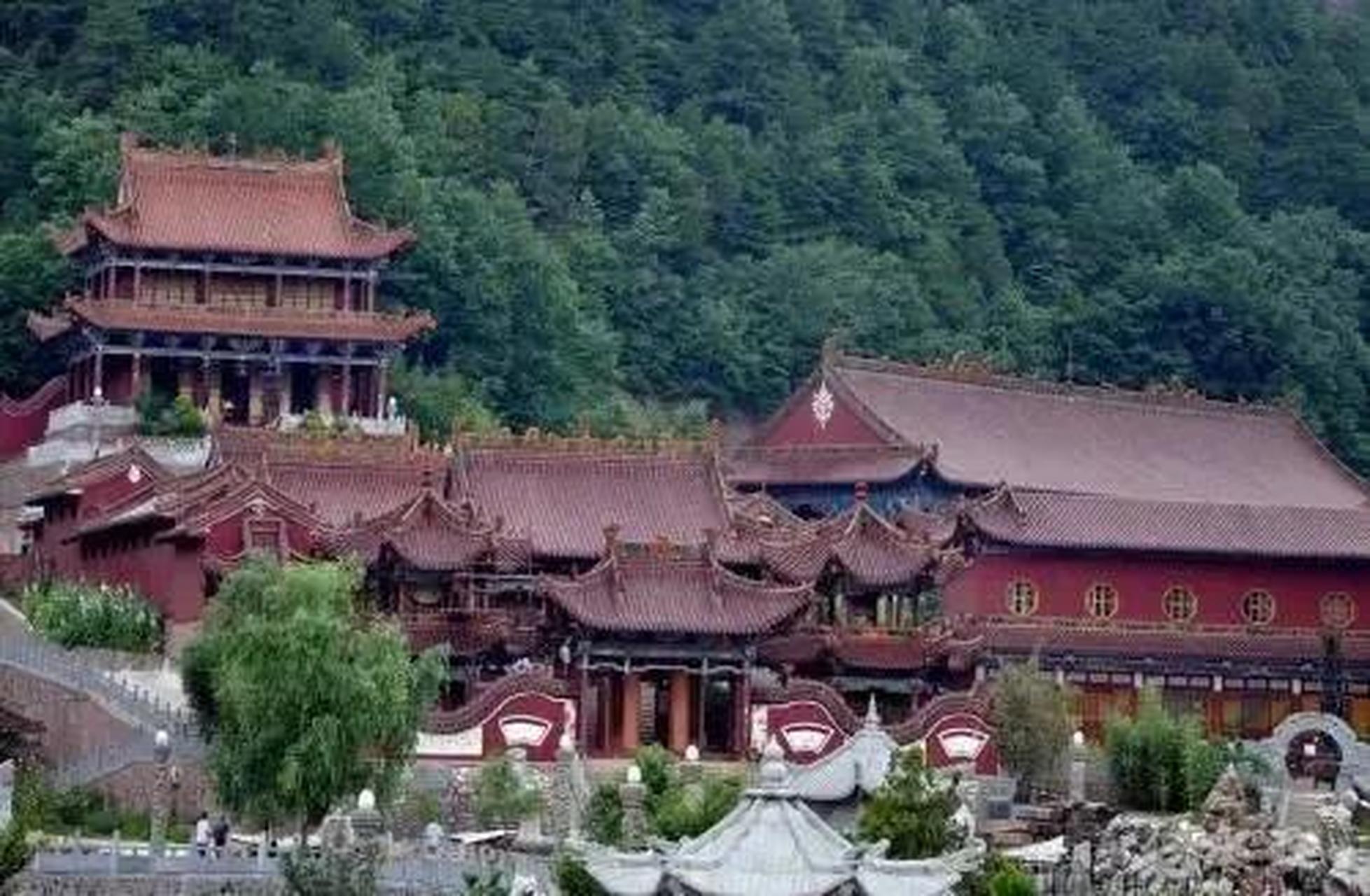 净土寺坐落在哈尔滨市平房区松花路69号地段,占地面积4万平方米.