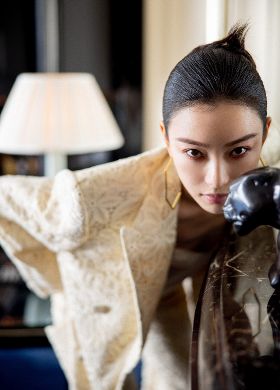 倪妮,蕾丝白西装又美又飒 秀蛮腰眼神霸气.