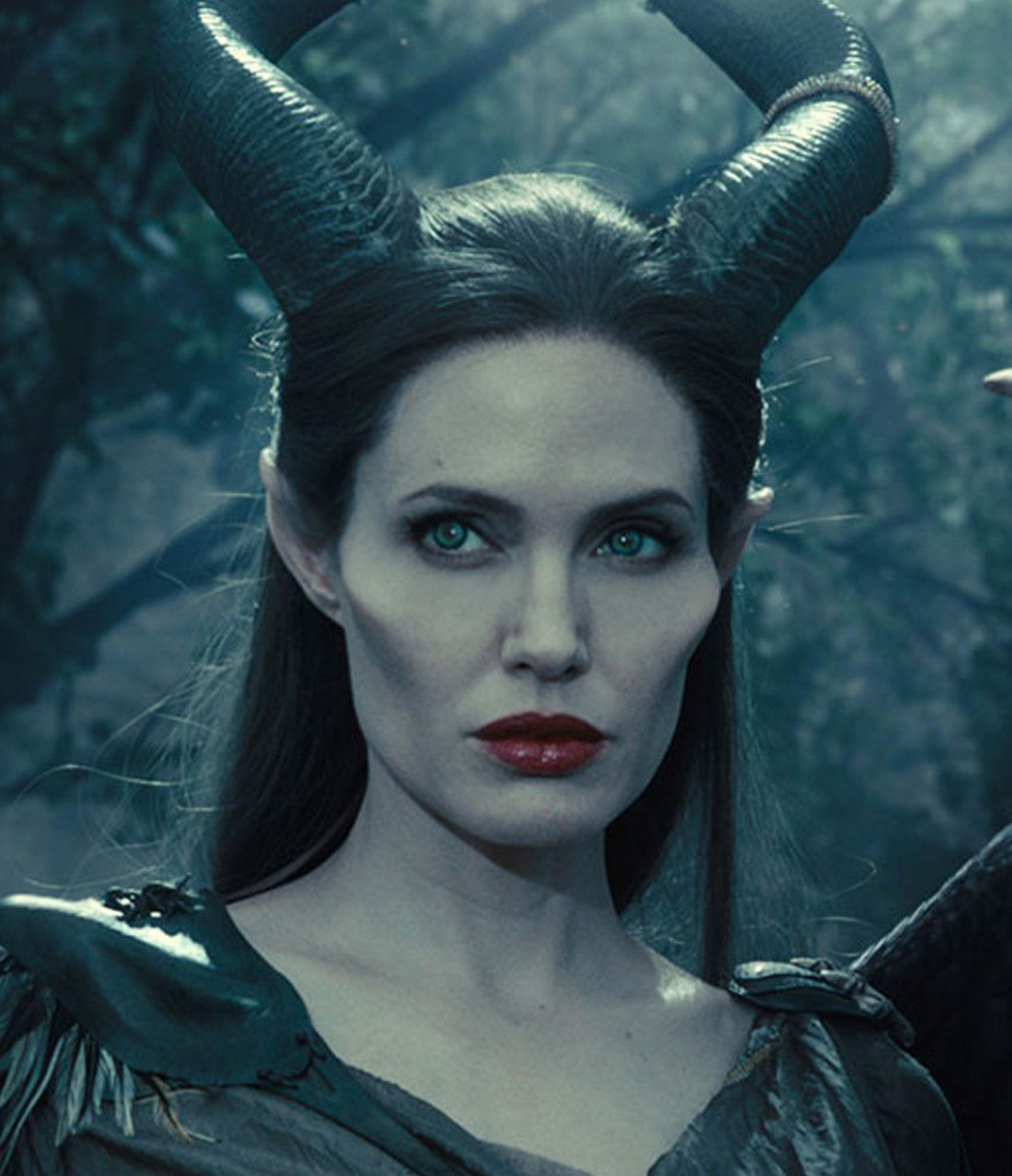 很多人可能不知道,安吉丽娜朱莉在沉睡魔咒里的妆容是基于ladygaga