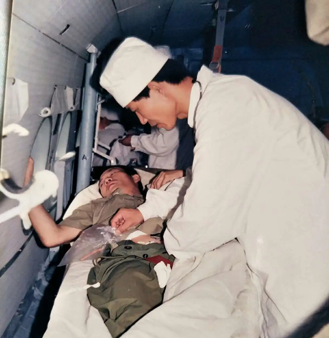 80年代,老山前线留下的珍贵照片.镜头中的军医们正在全力抢救伤员.