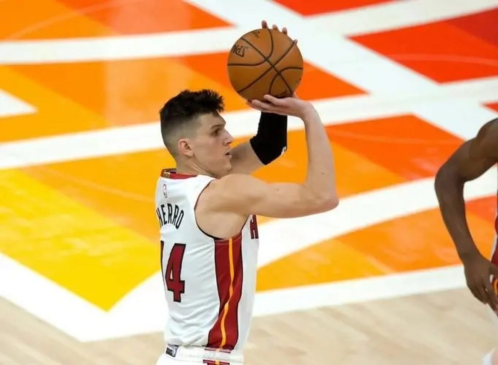 热火记者透露:"目前,泰勒-希罗投篮后右手感到酸痛和肿胀,本赛季总