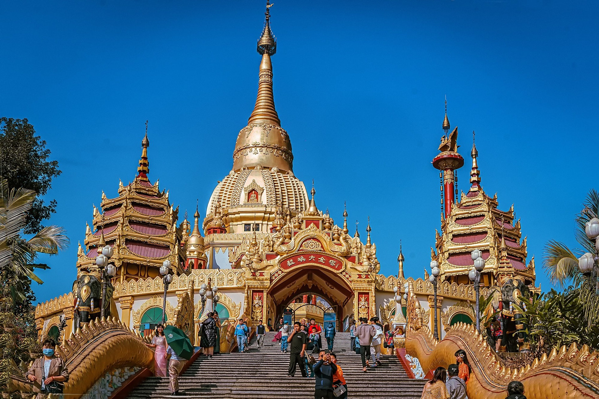 勐焕大金塔位于云南省德宏傣族景颇族自治州芒市,高耸挺拔,是中国第一