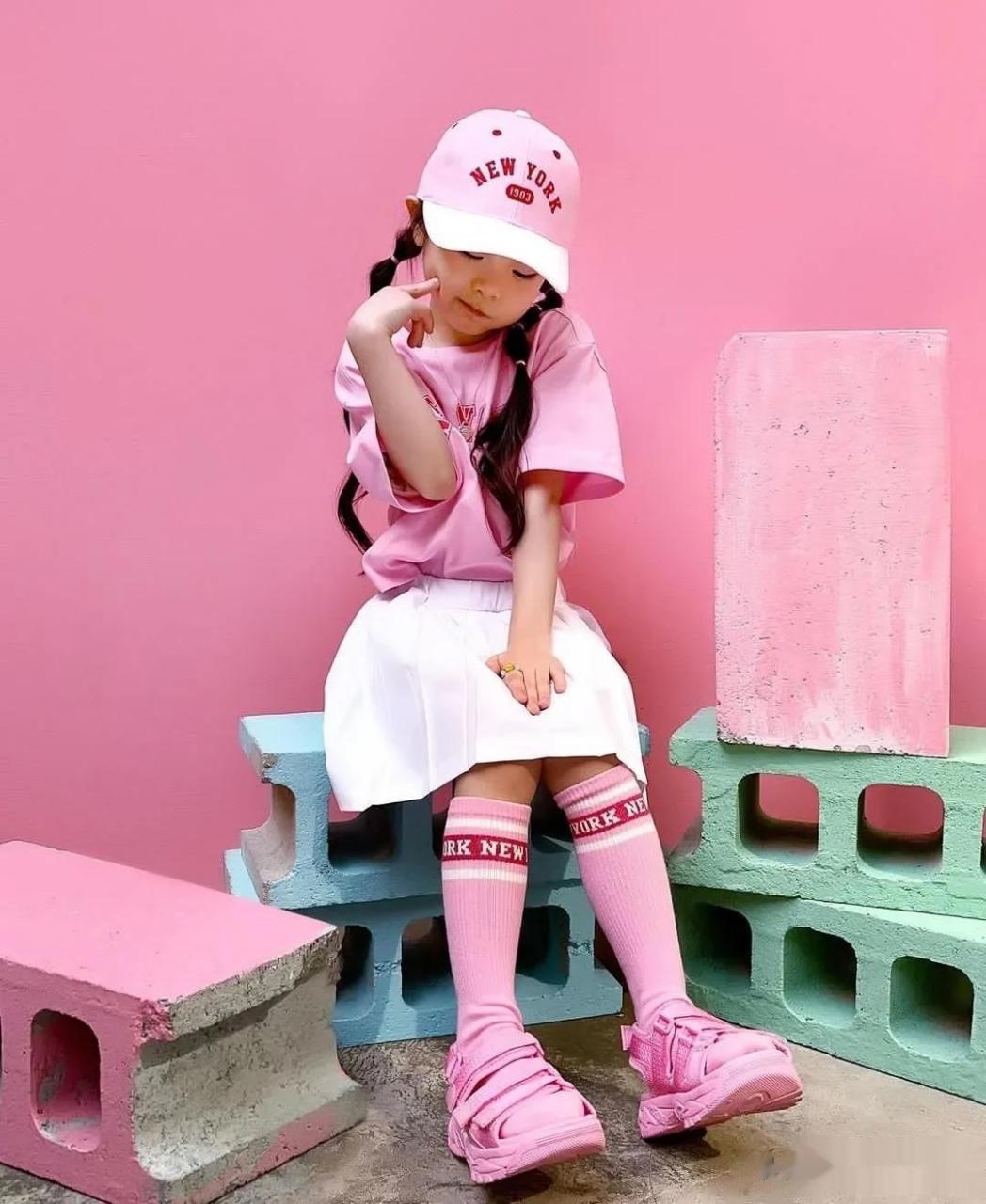 6月,crayon pop出身的昭燏在自己的instagram上上传了多张照片.