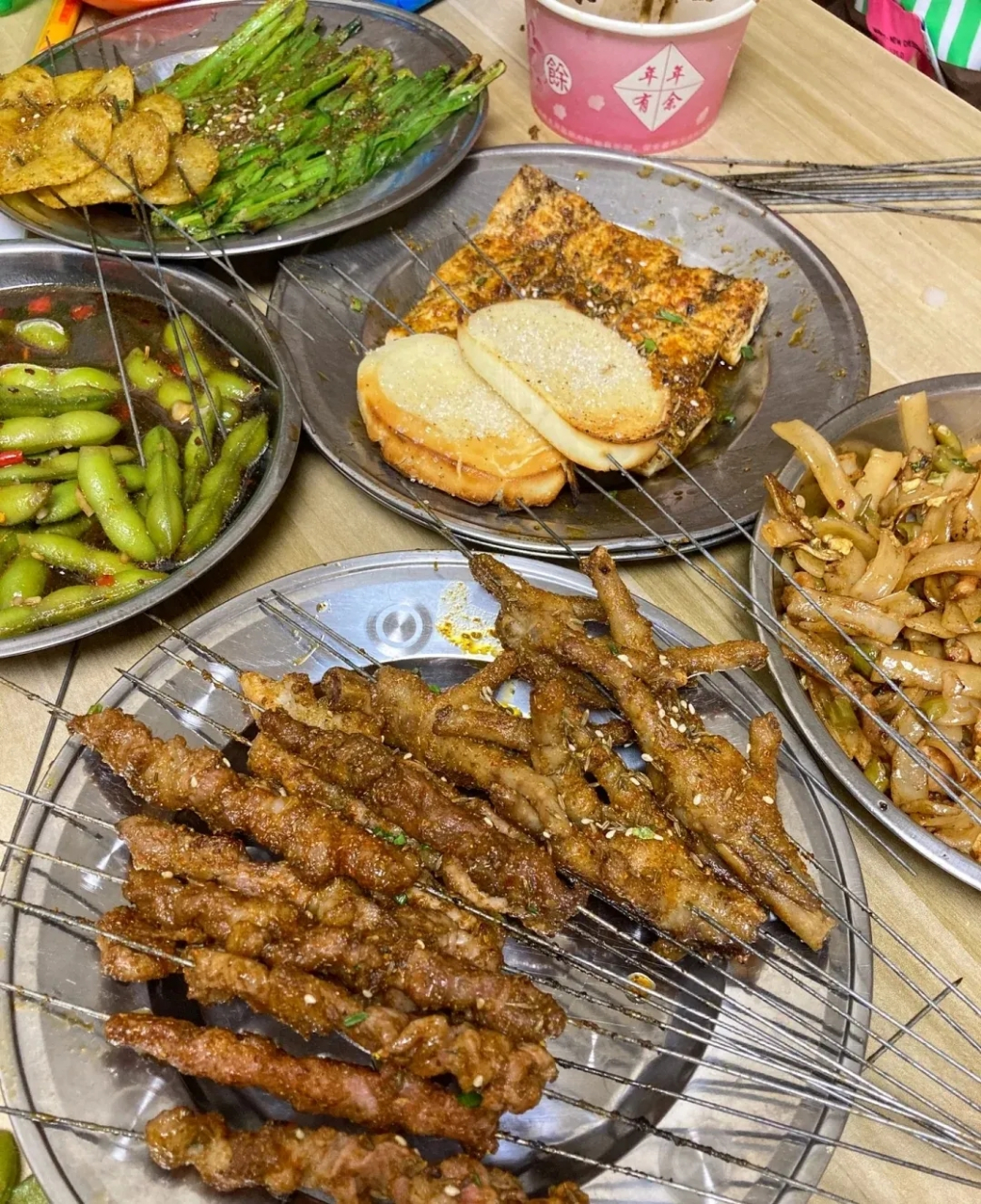 武汉朋友晚上出来吃烧烤