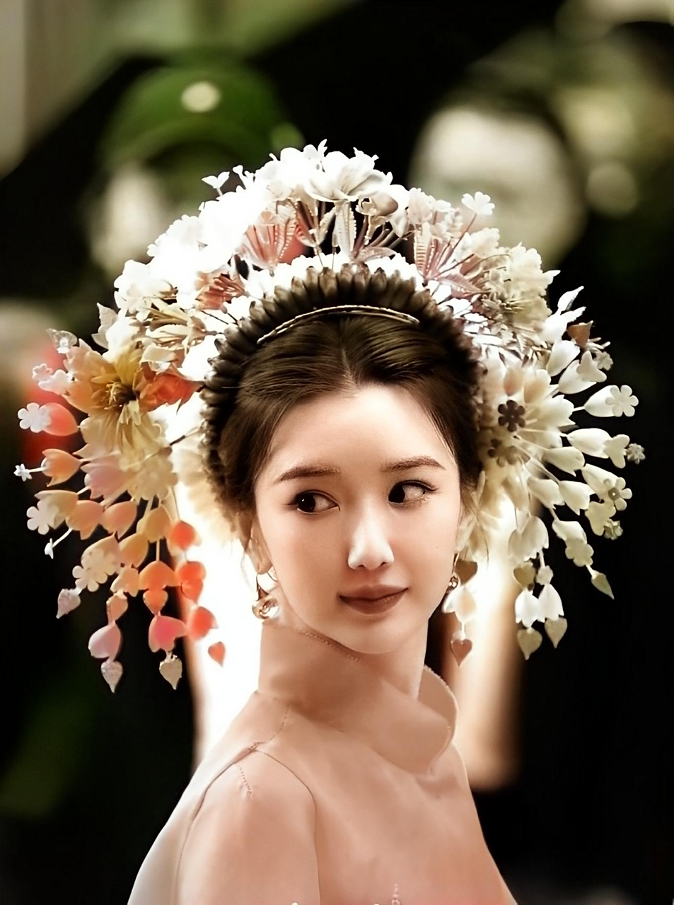 你认为毛晓彤,陈都灵的簪花女造型中谁最美!你觉得呢!