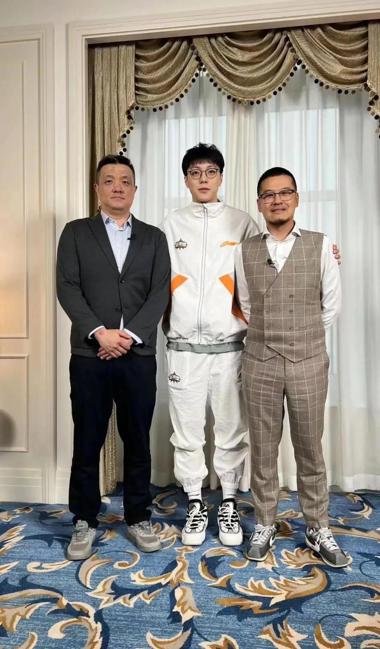 离开央视这些年,杨健的变化好大 早些年的央视五套,贺炜和杨健都是