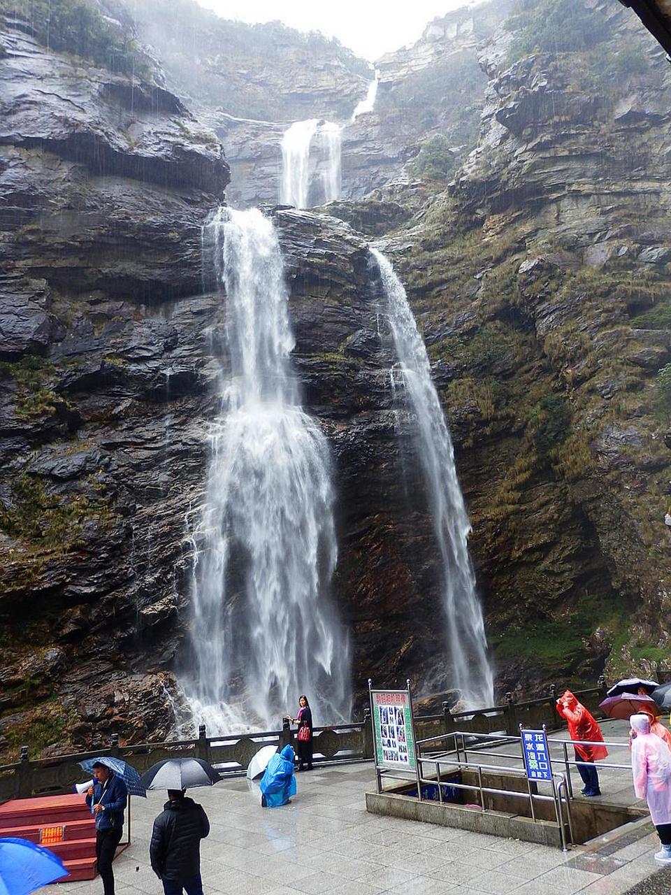 庐山位于江西省九江市庐山市境内,主峰汉阳峰海拔1474米,庐山以雄,奇