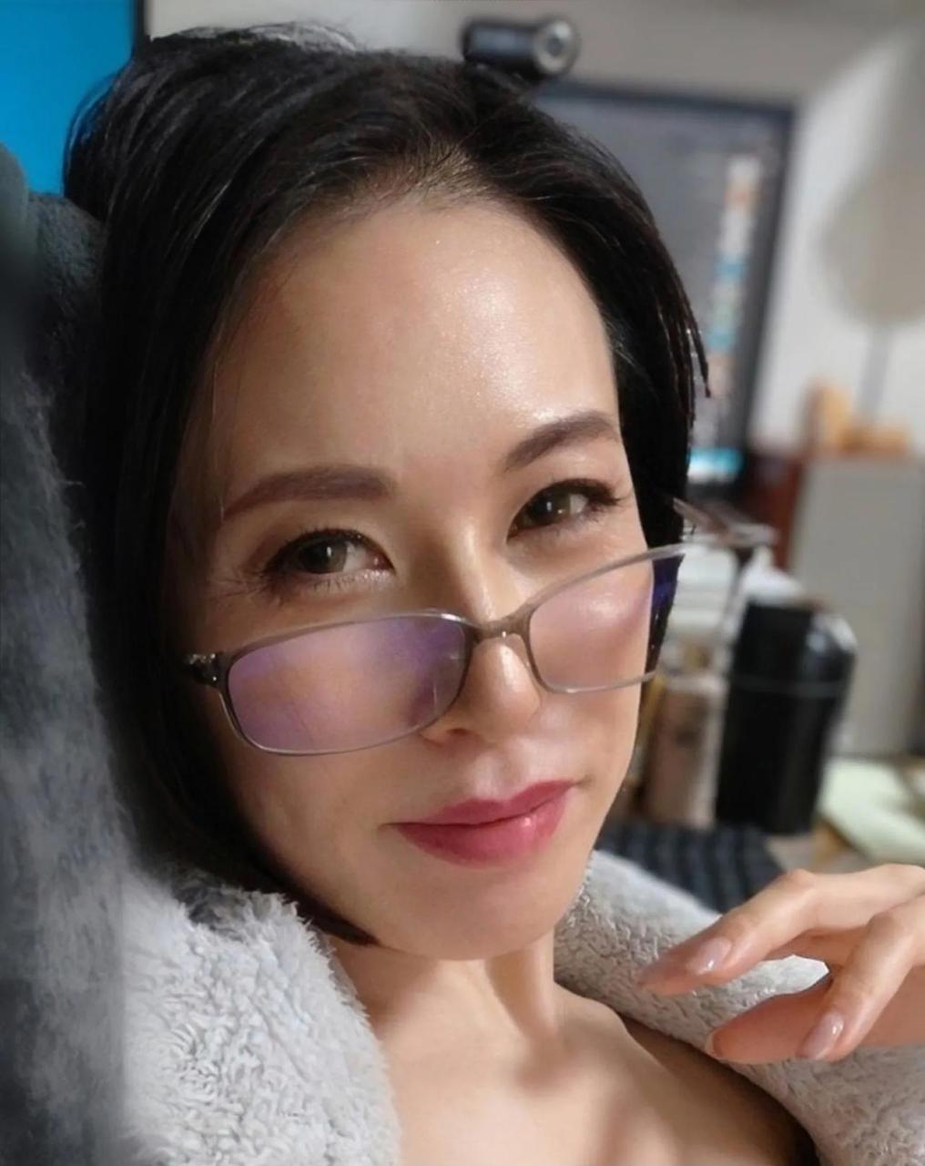 戴眼镜的阿姨 眼镜一戴谁能不爱?