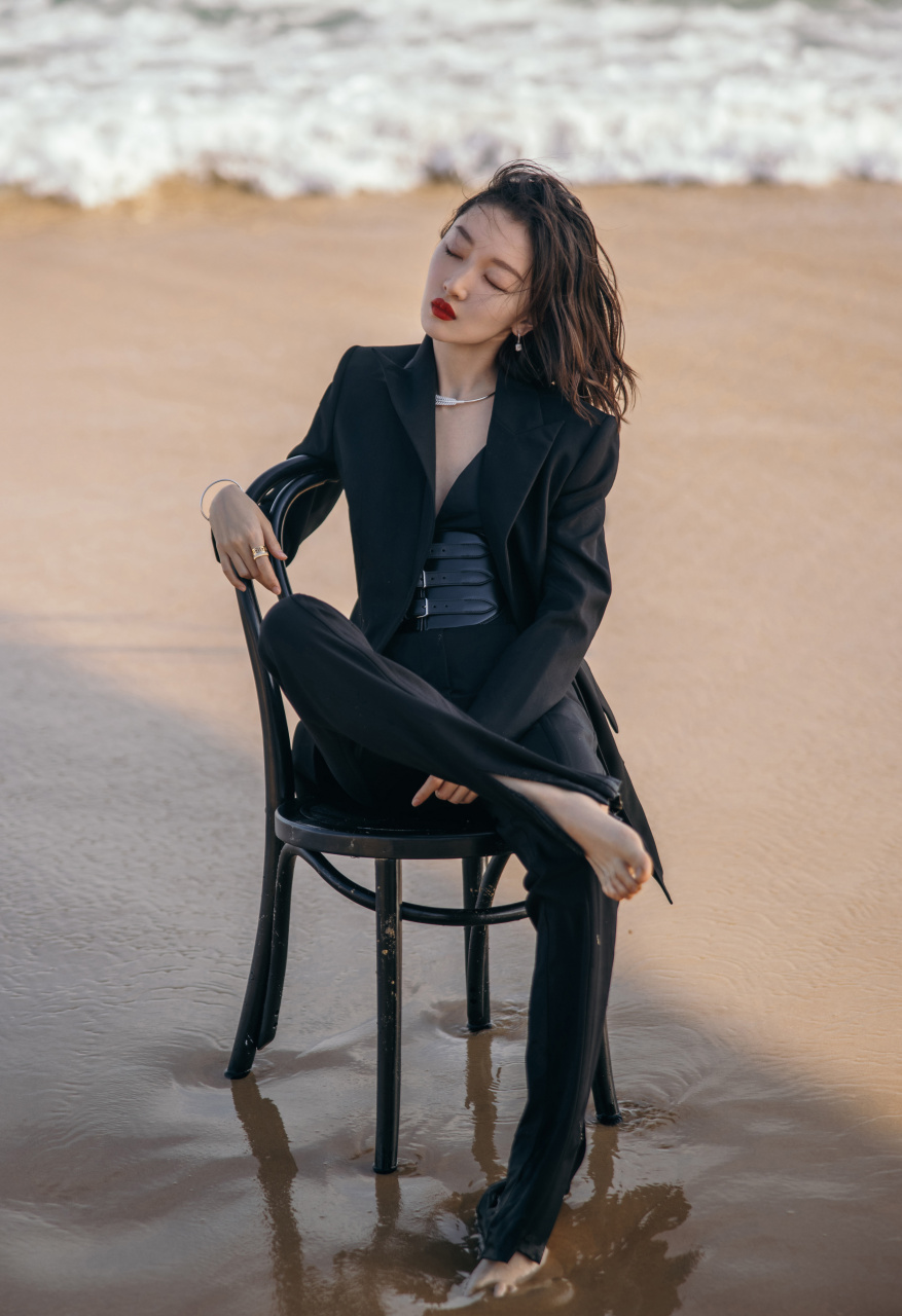 周冬雨穿西装光脚在海滩拍写真气质成熟 67#周冬雨