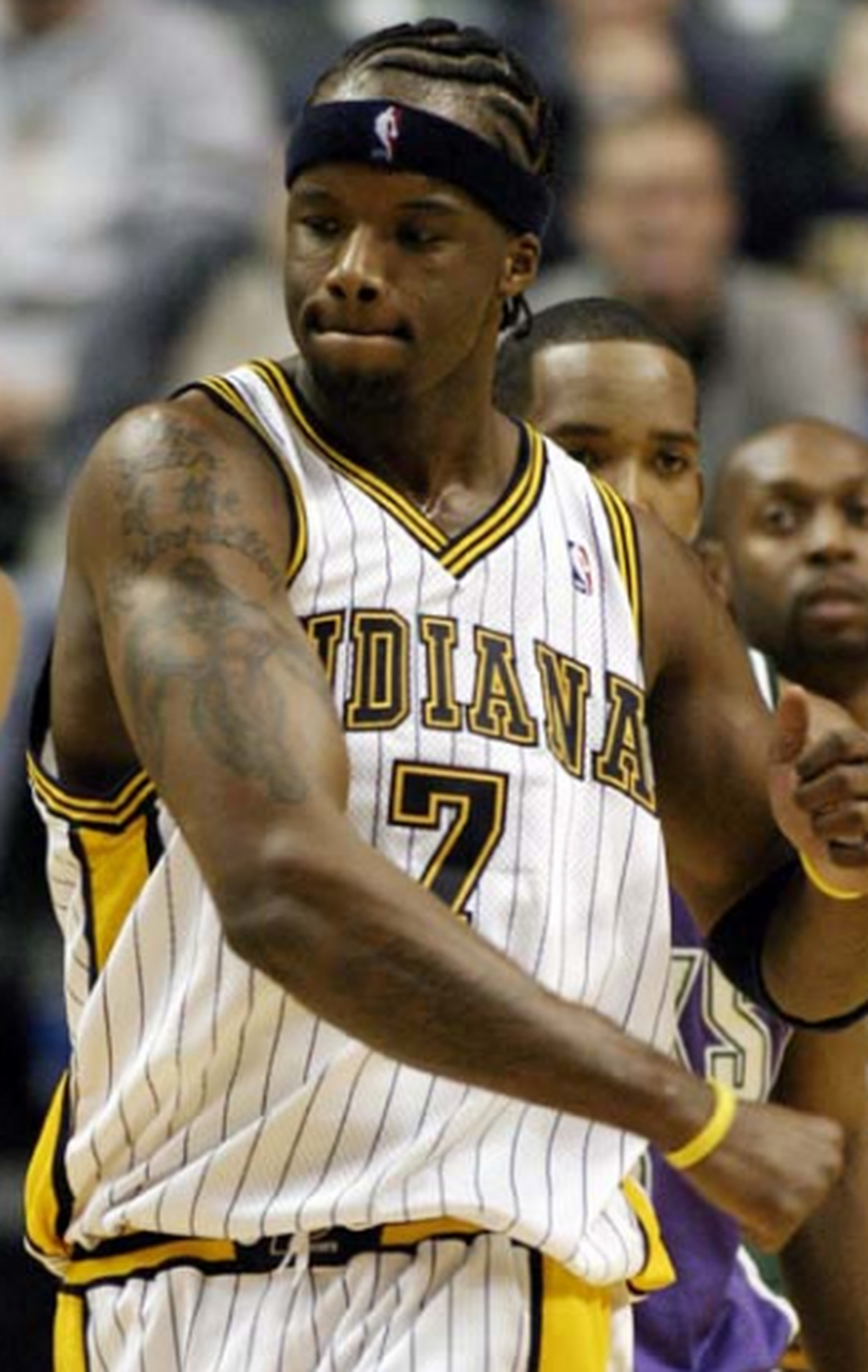 小奥尼尔在高中时身高猛涨,打得位置也从后卫变成了大前锋,他的技术很