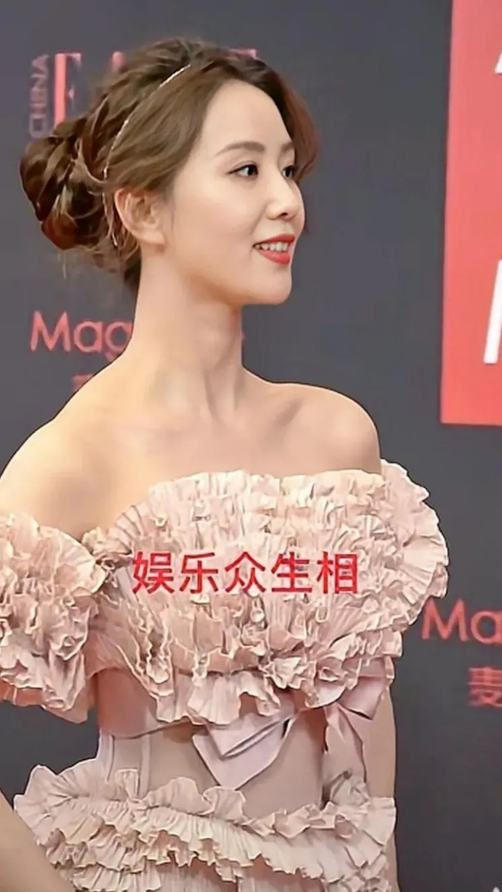 2021年刘诗诗走红毯,粉色蛋糕裙造型,粉色抹胸礼服,用国风项链做发式