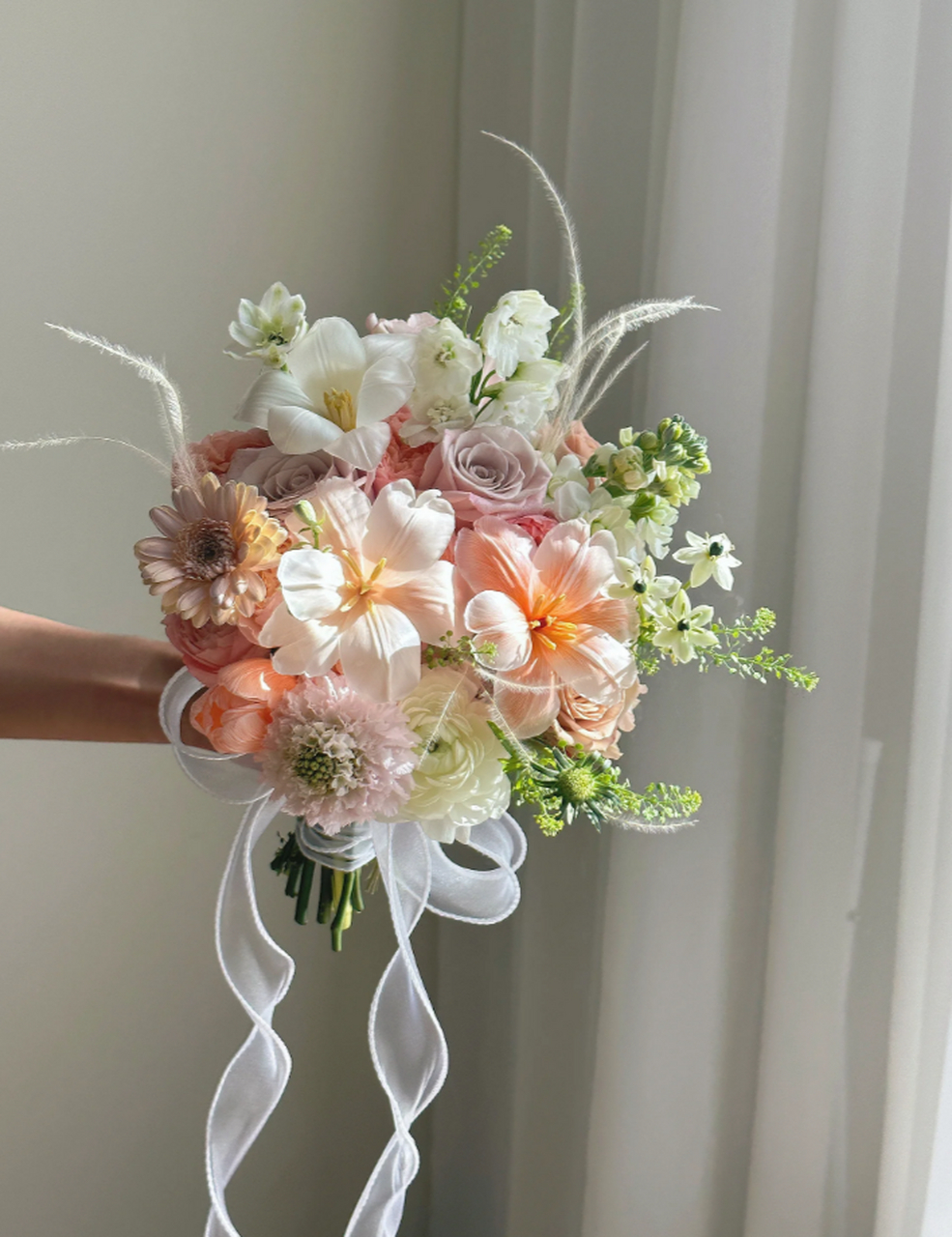 冬日阳光下的手捧花,为你的特殊日子增添温暖与浪漫 在寒冷的冬季