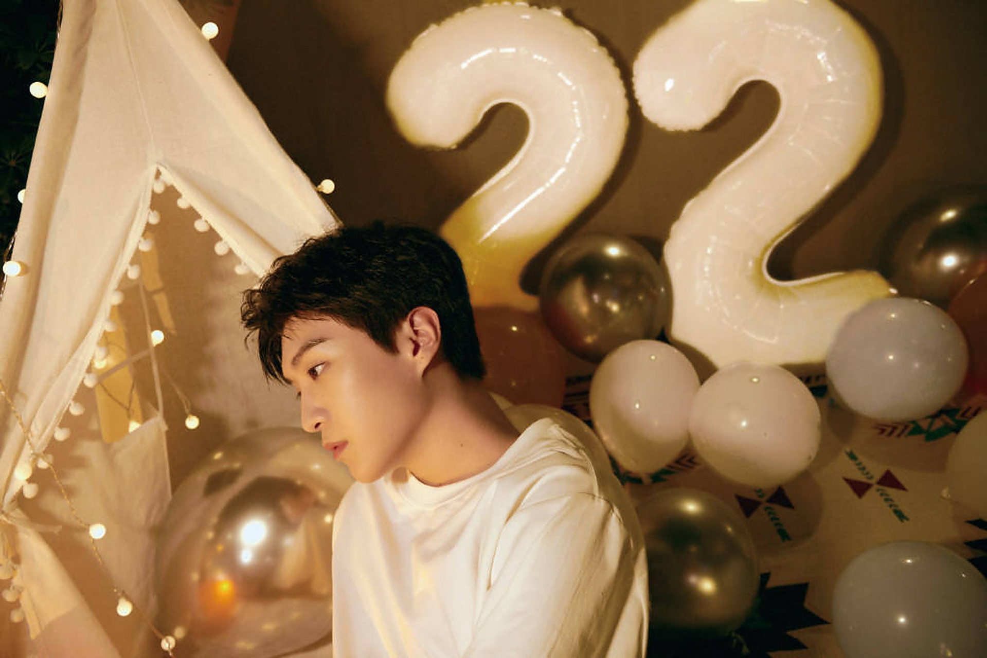 一组范丞丞的露营生日写真曝光,范丞丞身穿白色t恤搭配白色长裤在室内