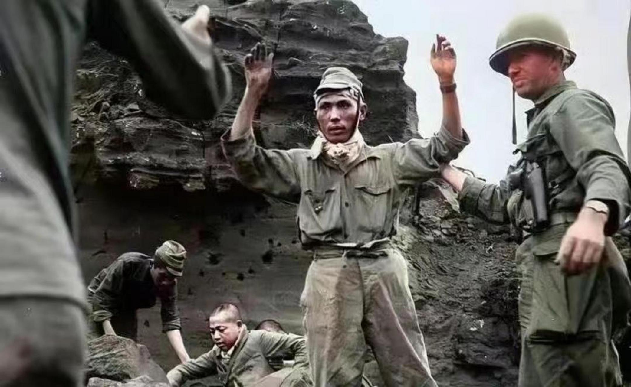 二战时期,在新几内亚群岛,日军士兵被澳大利亚军队俘虏时的场景.
