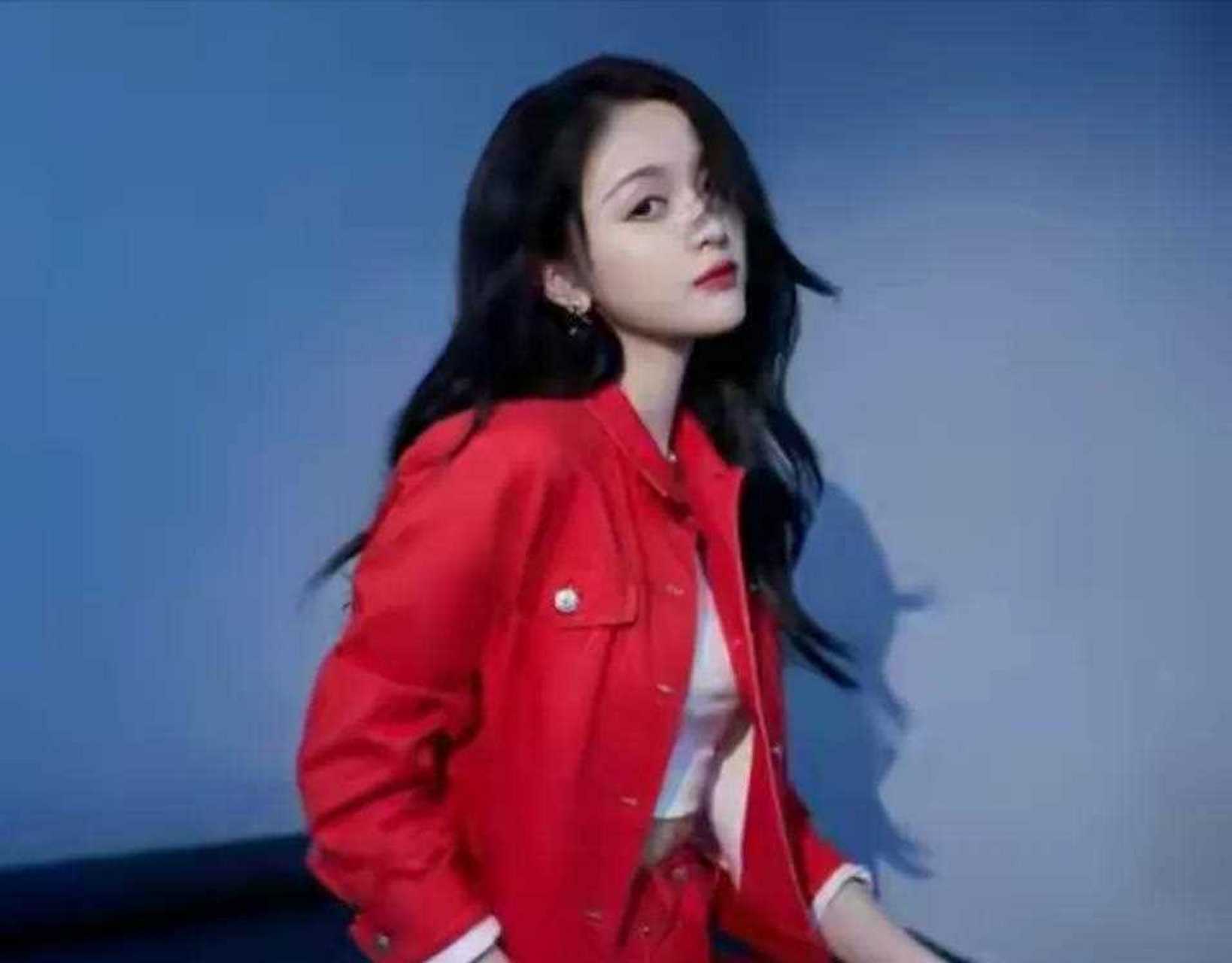 吴宣仪的衣服是真的很酷!一套红色西装既高调又时尚.