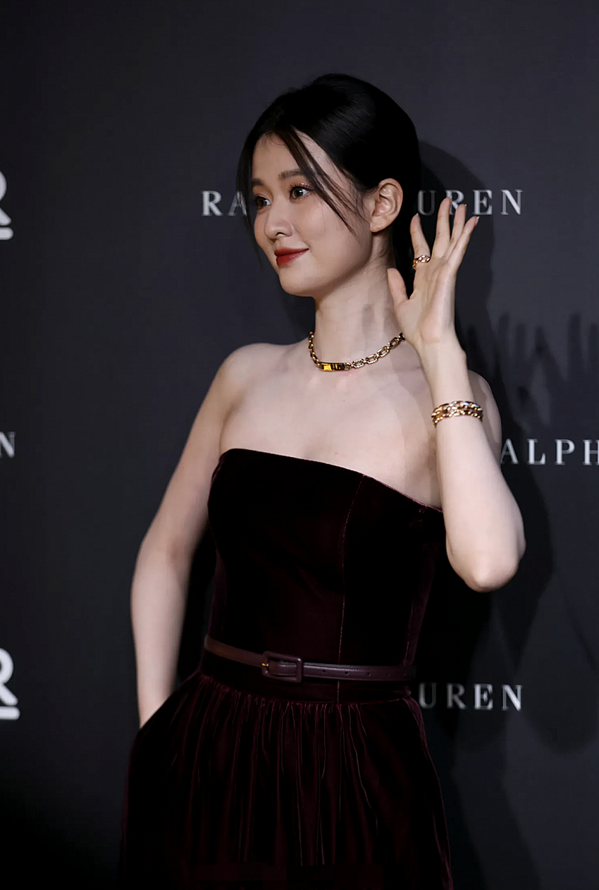 我认为这是乔欣最美的造型,没有之一,酒红色丝绒抹胸礼裙配上玫瑰金