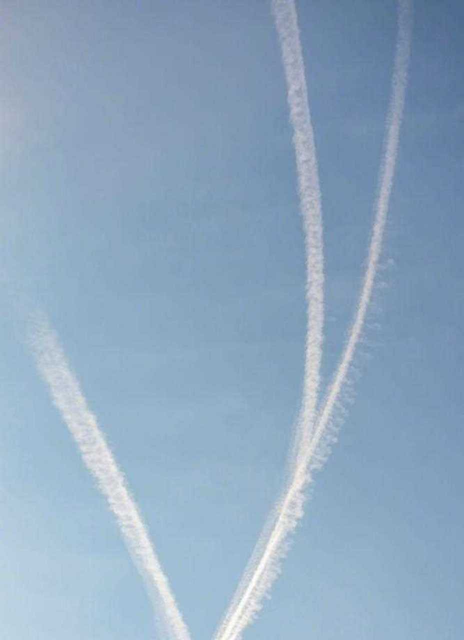 尾迹云,俗称"飞机拉烟".