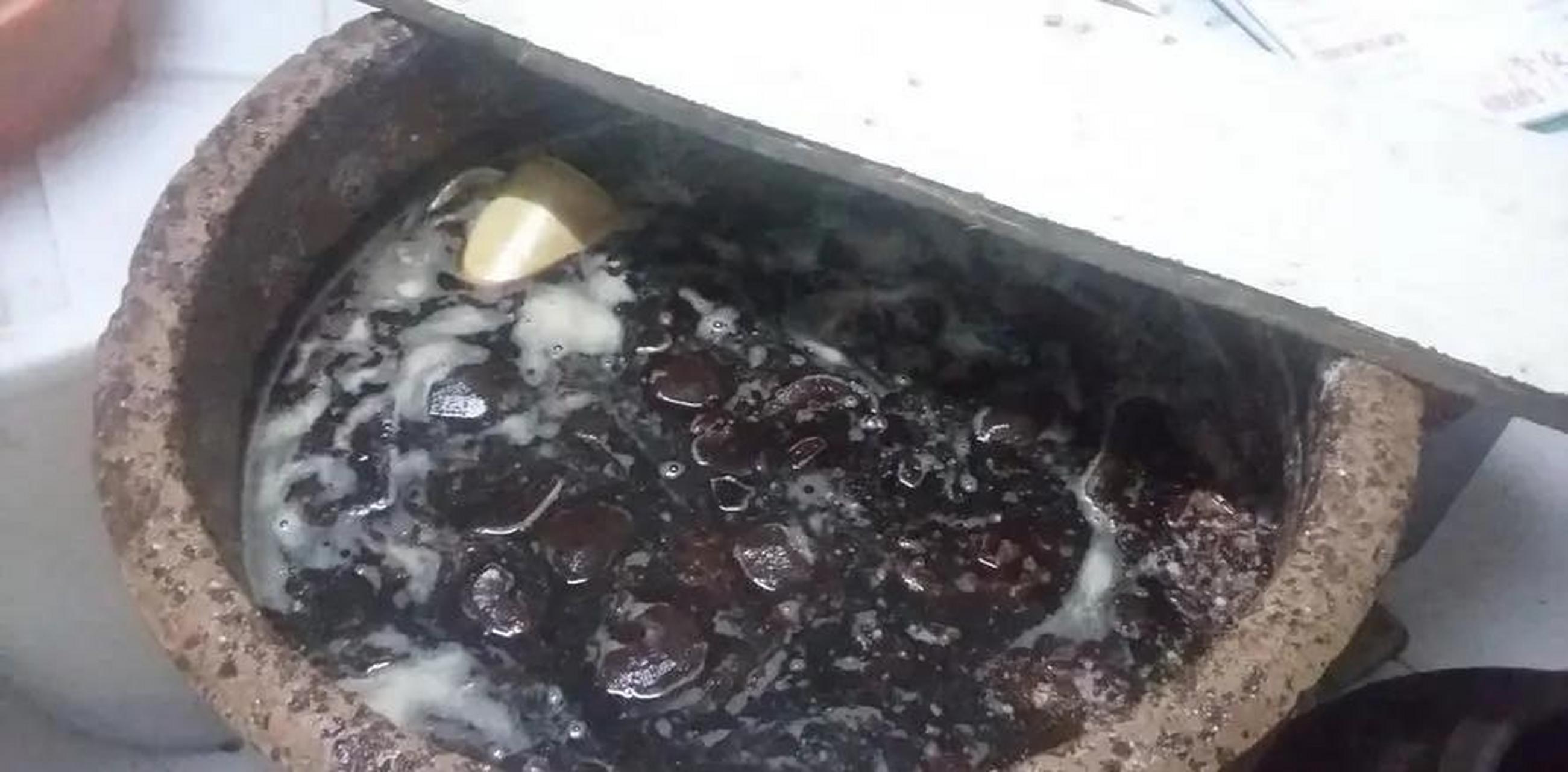 林先生50岁,很喜欢妻子腌的咸菜,酸菜缸上有发霉的白毛,也不打紧,在