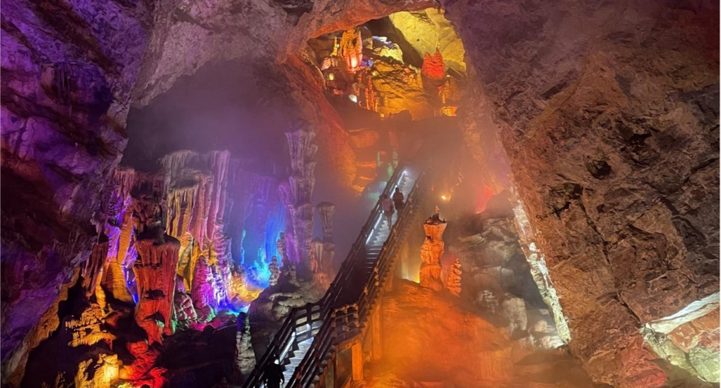 景区是个已有上万年历史的巨型地下溶洞,发育于4亿年前的奥陶系灰岩