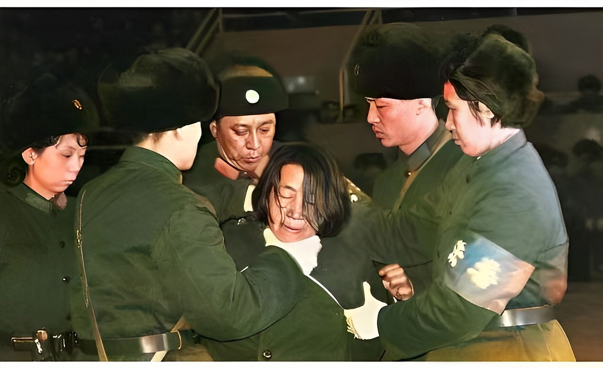 庭审时,虽然证据确凿山,指证有多名相关人员,但王守信仍然不承认罪行