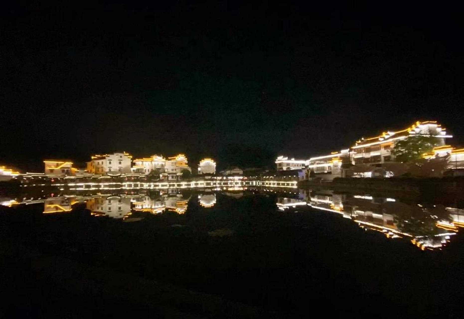 夜色下的深澳古镇很美,这里是先布局水系走向,给排水系统,确保饮用水