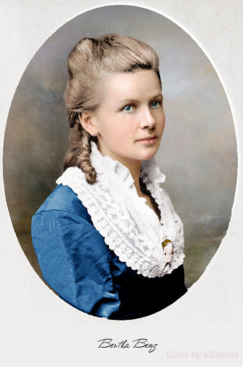 梅赛德斯-奔驰的第一辆车是卡尔·本茨于1885年发明的本茨专利摩托车.