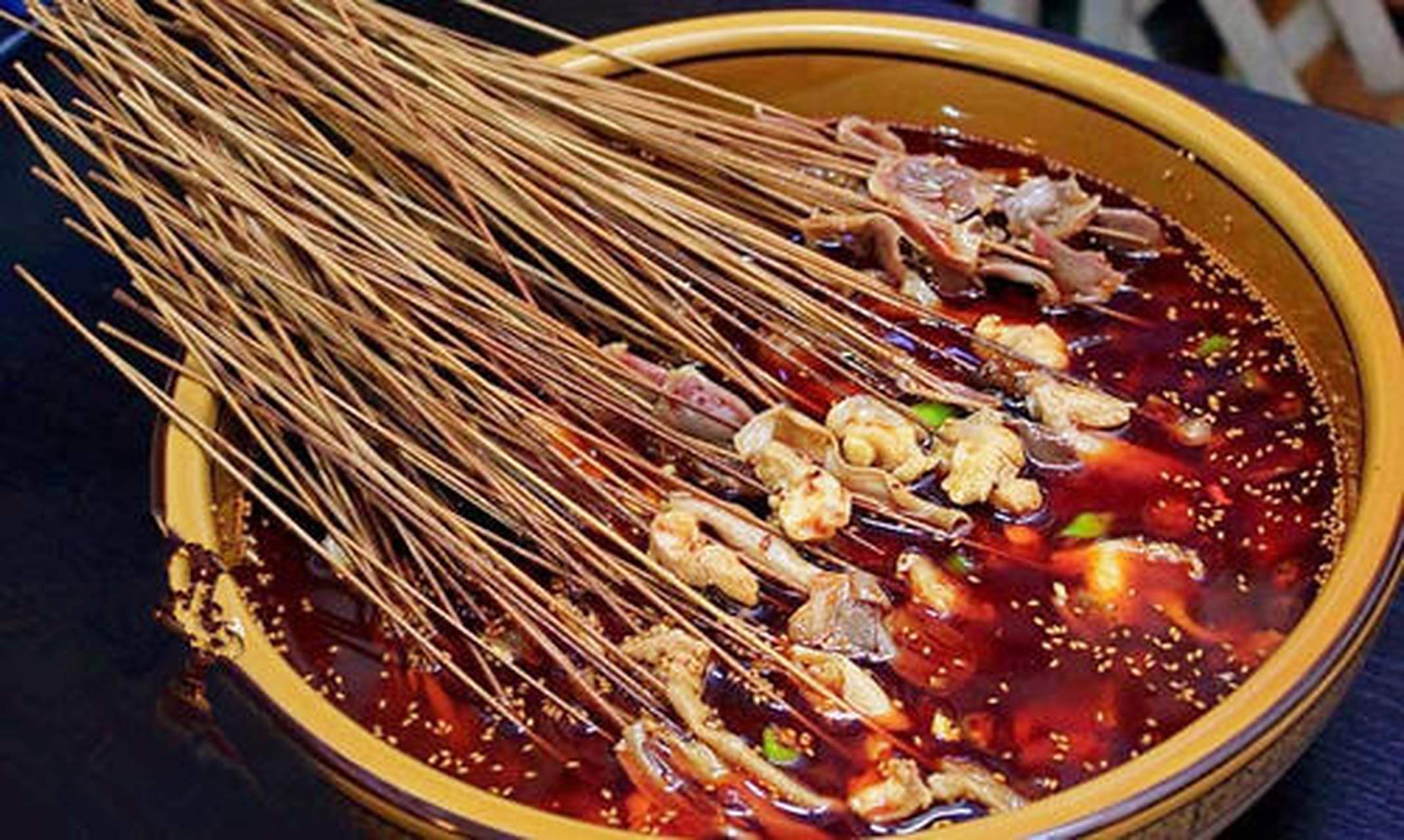 钵钵鸡是一种四川传统名小吃,属于川菜系.